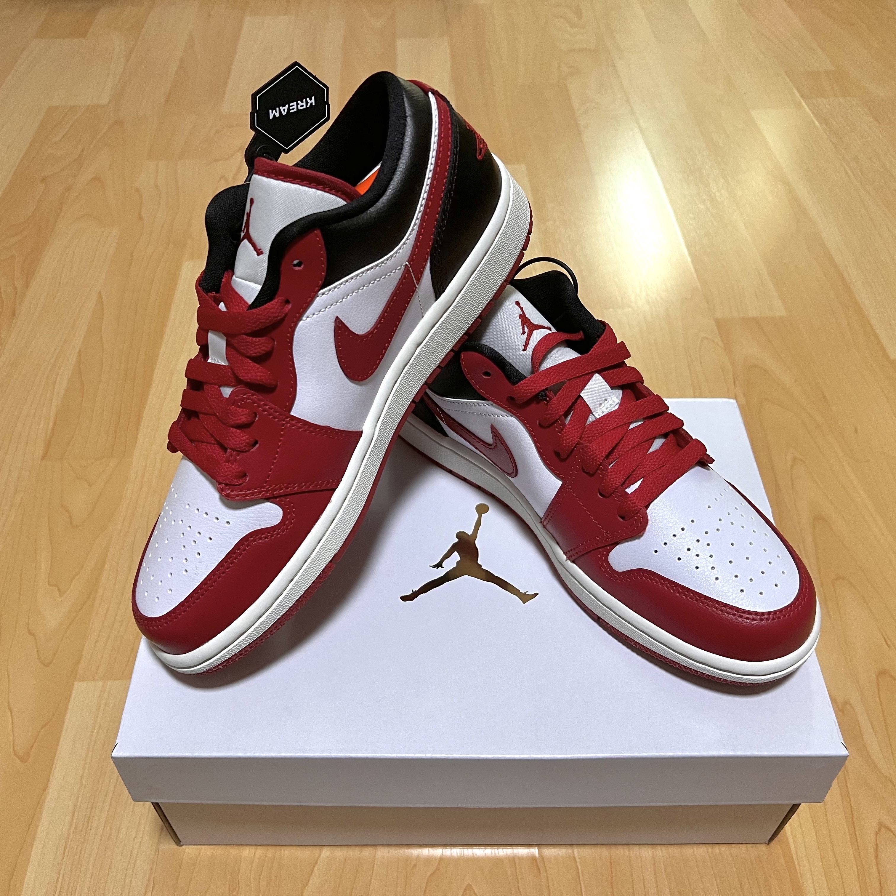 (W) Jordan 1 Low White Gym Red 착용 스타일 - 1
