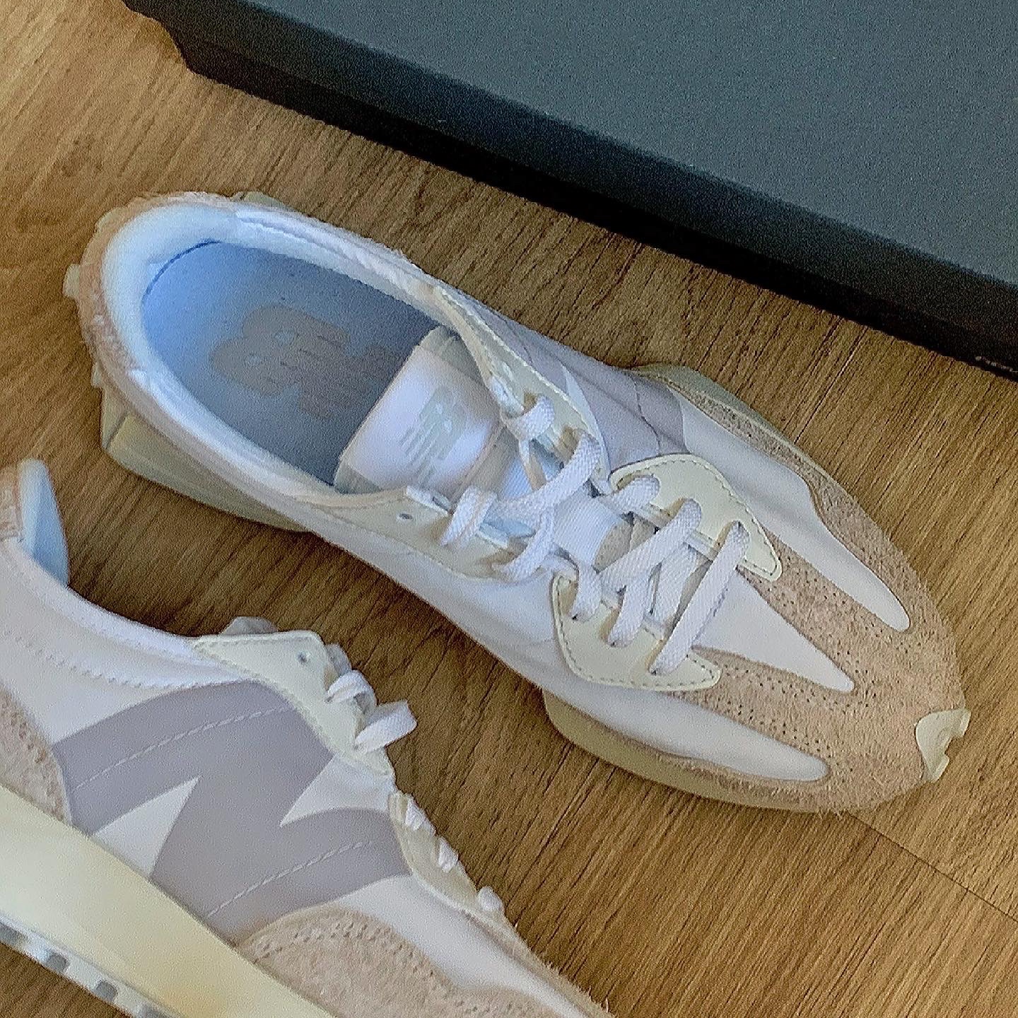 (W) New Balance 327 White Moonbeam 착용 스타일