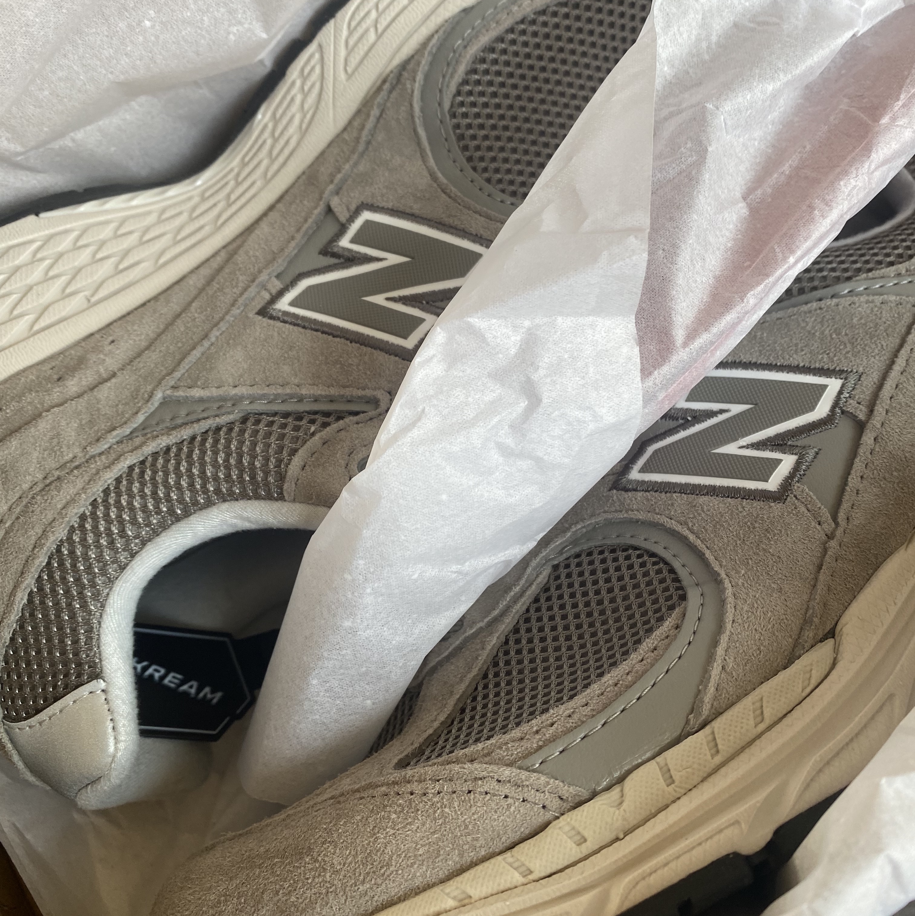 New Balance 2002R Grey 착용 스타일