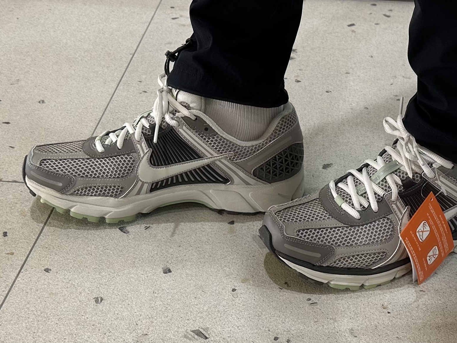 (W) Nike Zoom Vomero 5 Cobblestone and Flat Pewter 착용 스타일 - 4