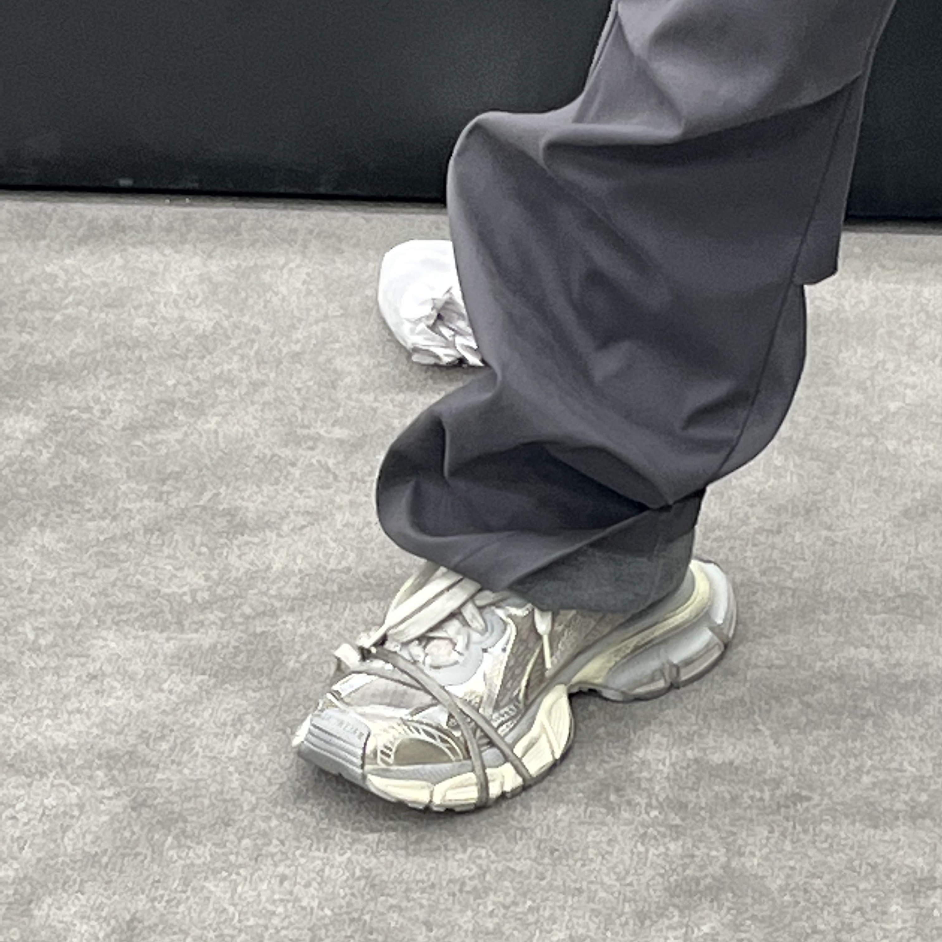 Balenciaga 3XL Sneakers Light Beige 착용 스타일 - 1
