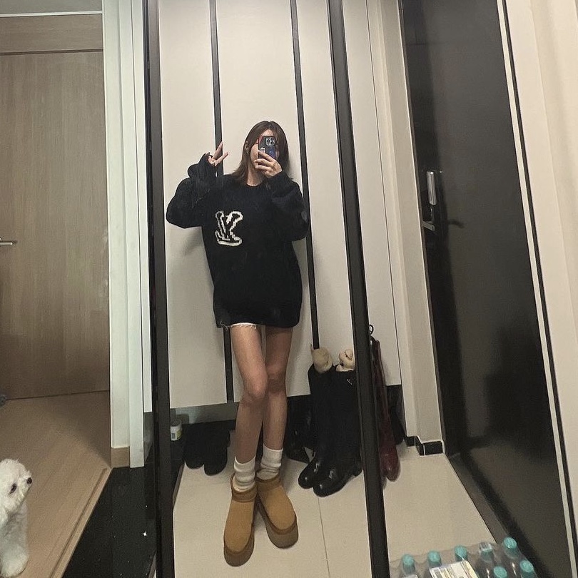 Louis Vuitton LV Intarsia Crewneck Knit Navy, (W) UGG Classic Mini Platform Boots Chestnut 착용 스타일 - 1