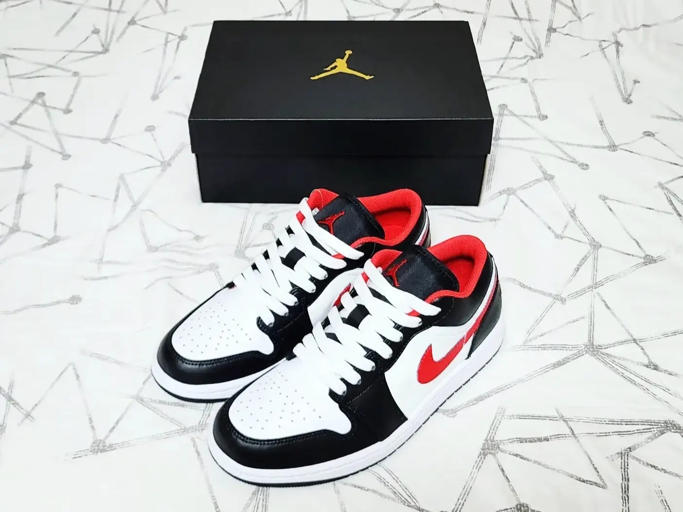 Jordan 1 Low Black Fire Red 착용 스타일 - 4