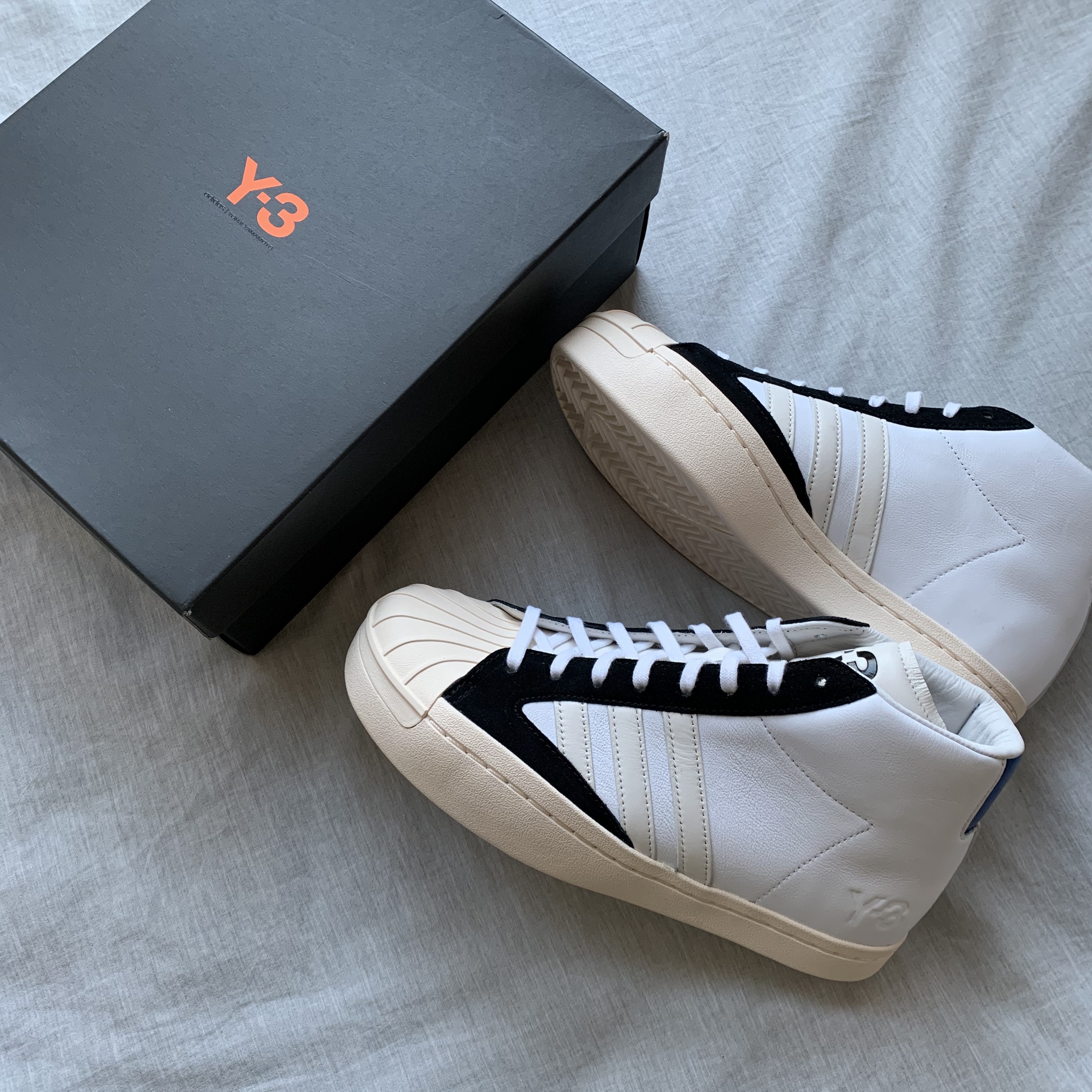 Y-3 Yohji Pro Cloud White Bold Blue 착용 스타일