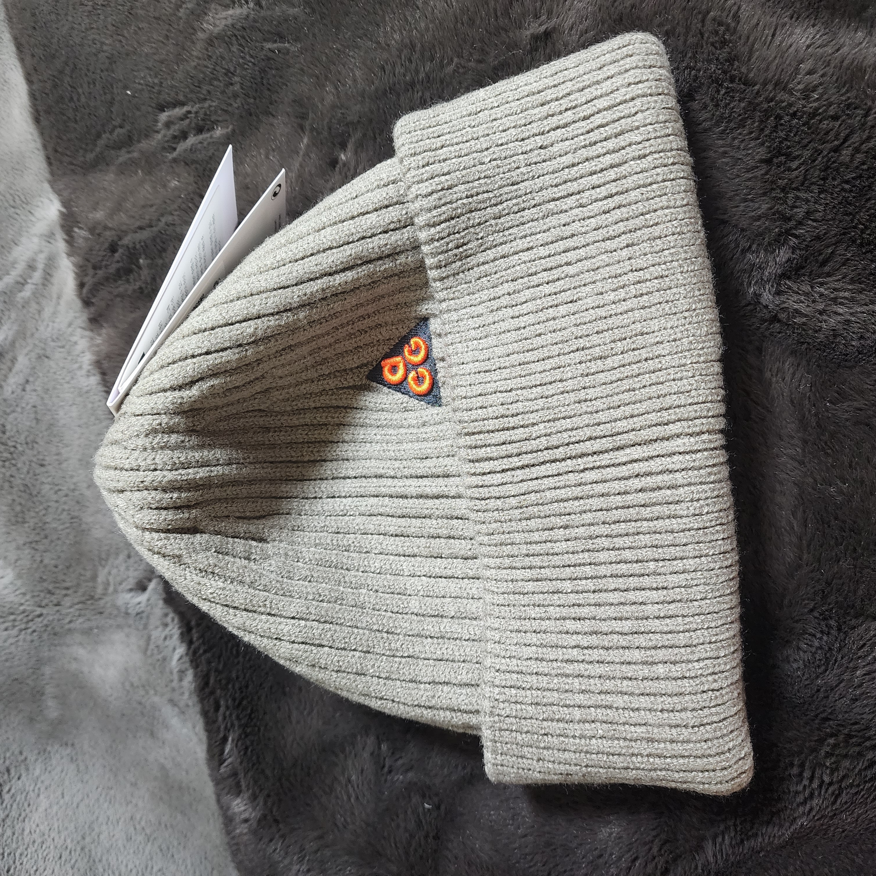 Nike NRG ACG Cuffed Beanie Olive Grey 착용 스타일 - 2
