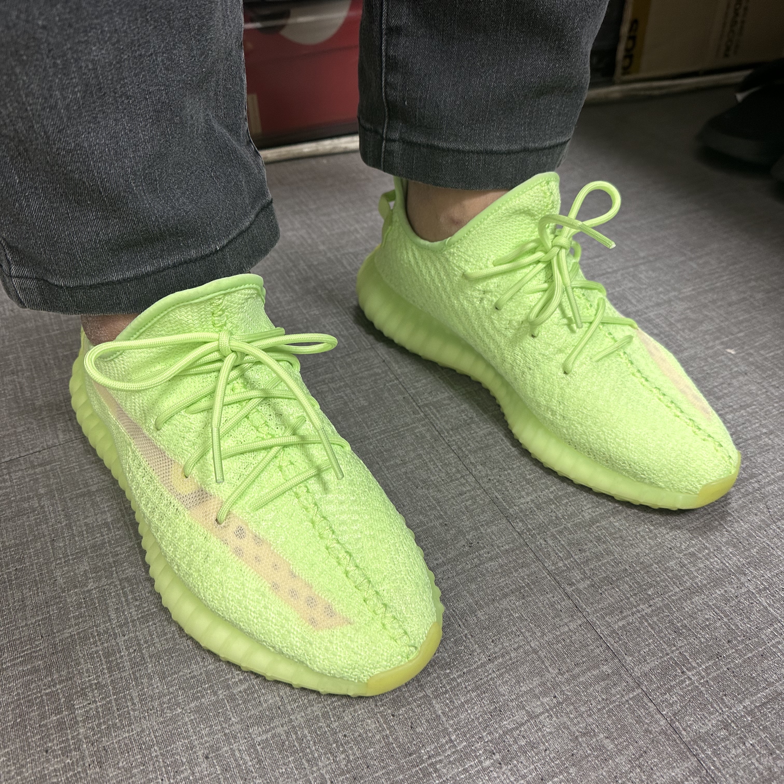 Adidas Yeezy Boost 350 V2 Glow 착용 스타일
