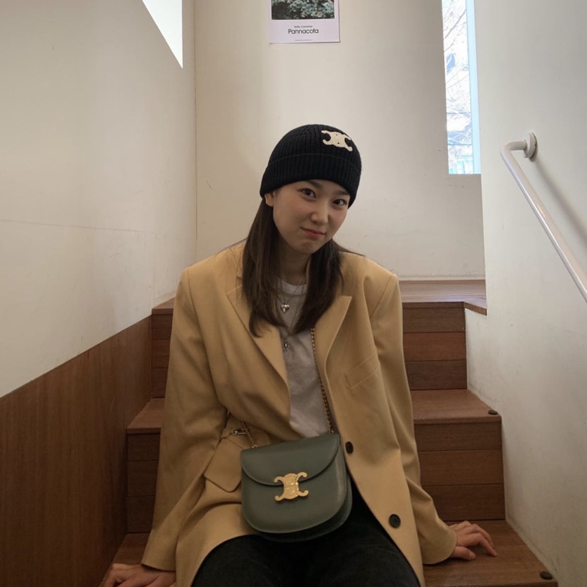 (W) Celine Triomphe Cloche Hat in Seamless Cashmere Black 착용 스타일 - 1