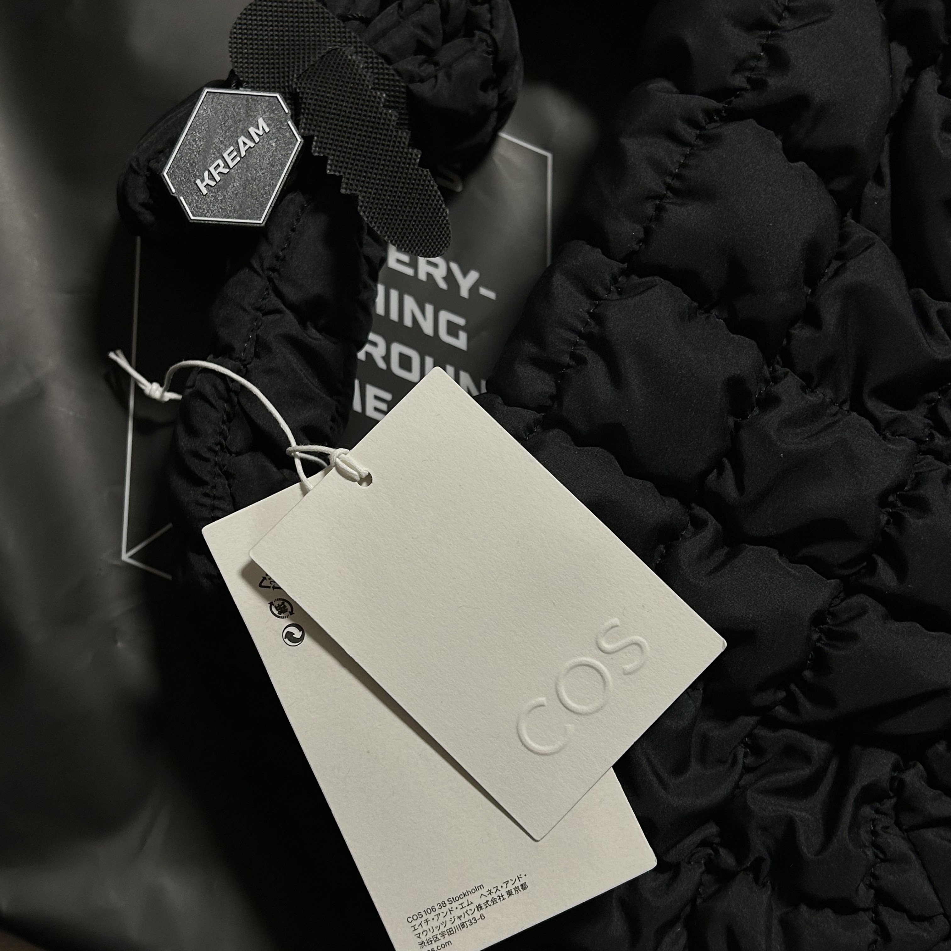 COS Quilted Mini Bag Black 착용 스타일