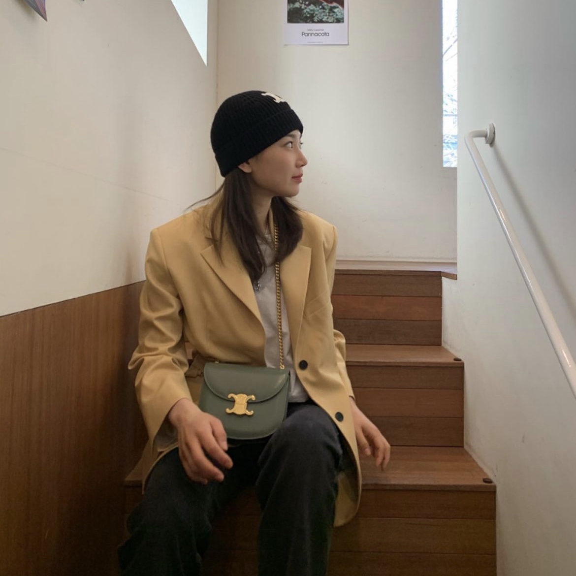 (W) Celine Triomphe Cloche Hat in Seamless Cashmere Black 착용 스타일 - 2