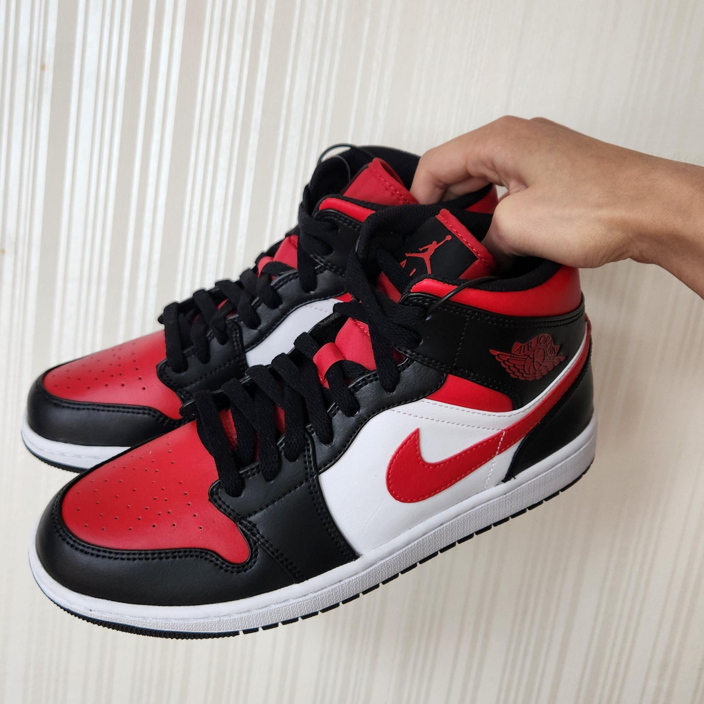 Jordan 1 Mid Black Fire Red 착용 스타일