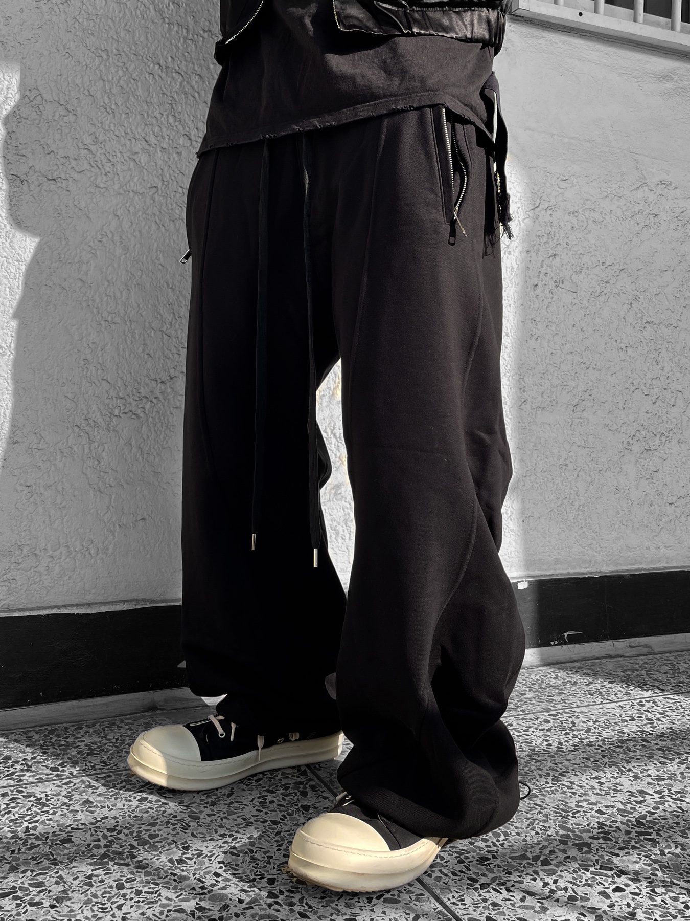 Rick Owens Full Grain Calf Leather Sneakers Black Milk White, Jacquemus Le Bob Artichaut Bucket Hat Black 착용 스타일 - 4