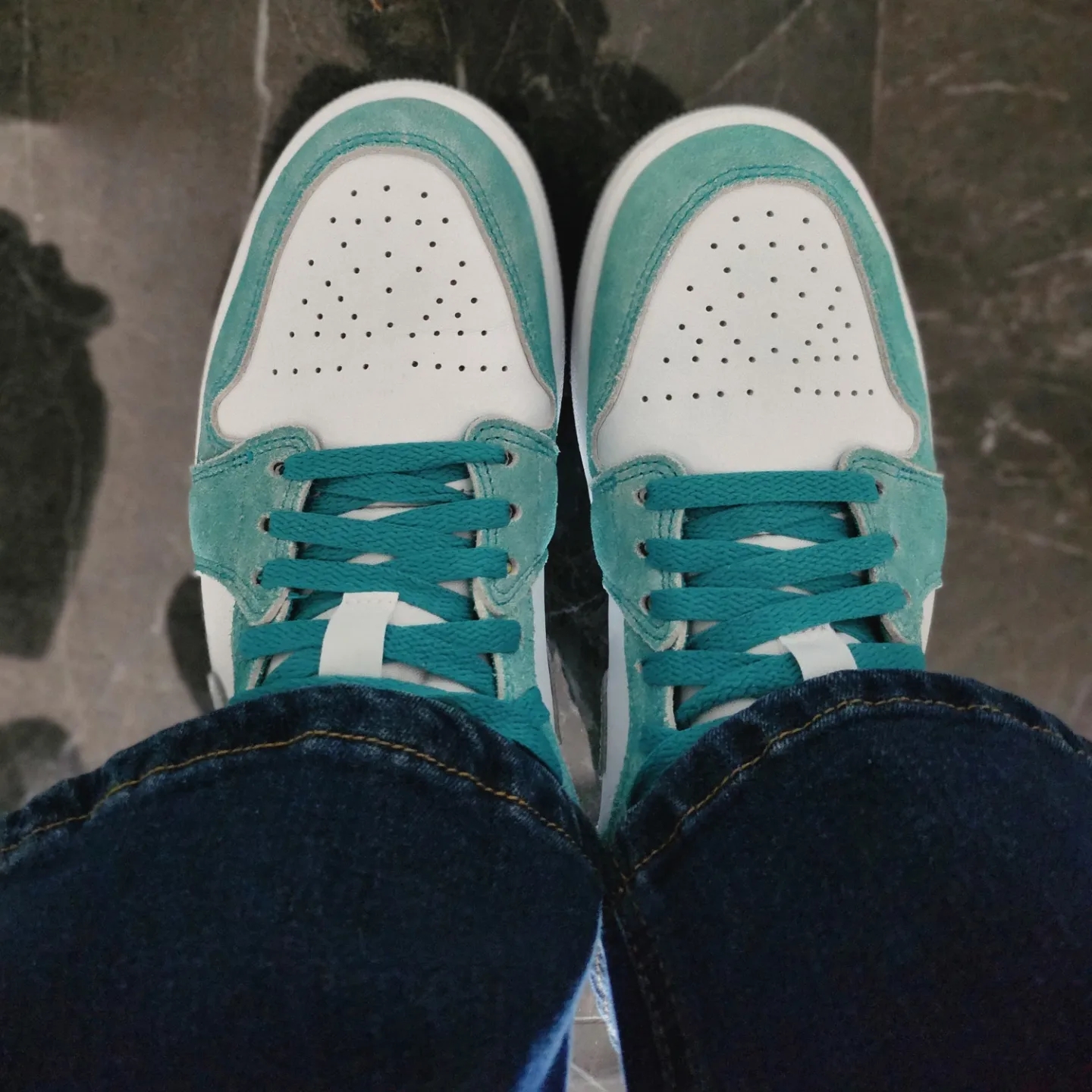 Jordan 1 Low SE New Emerald 착용 스타일 - 2