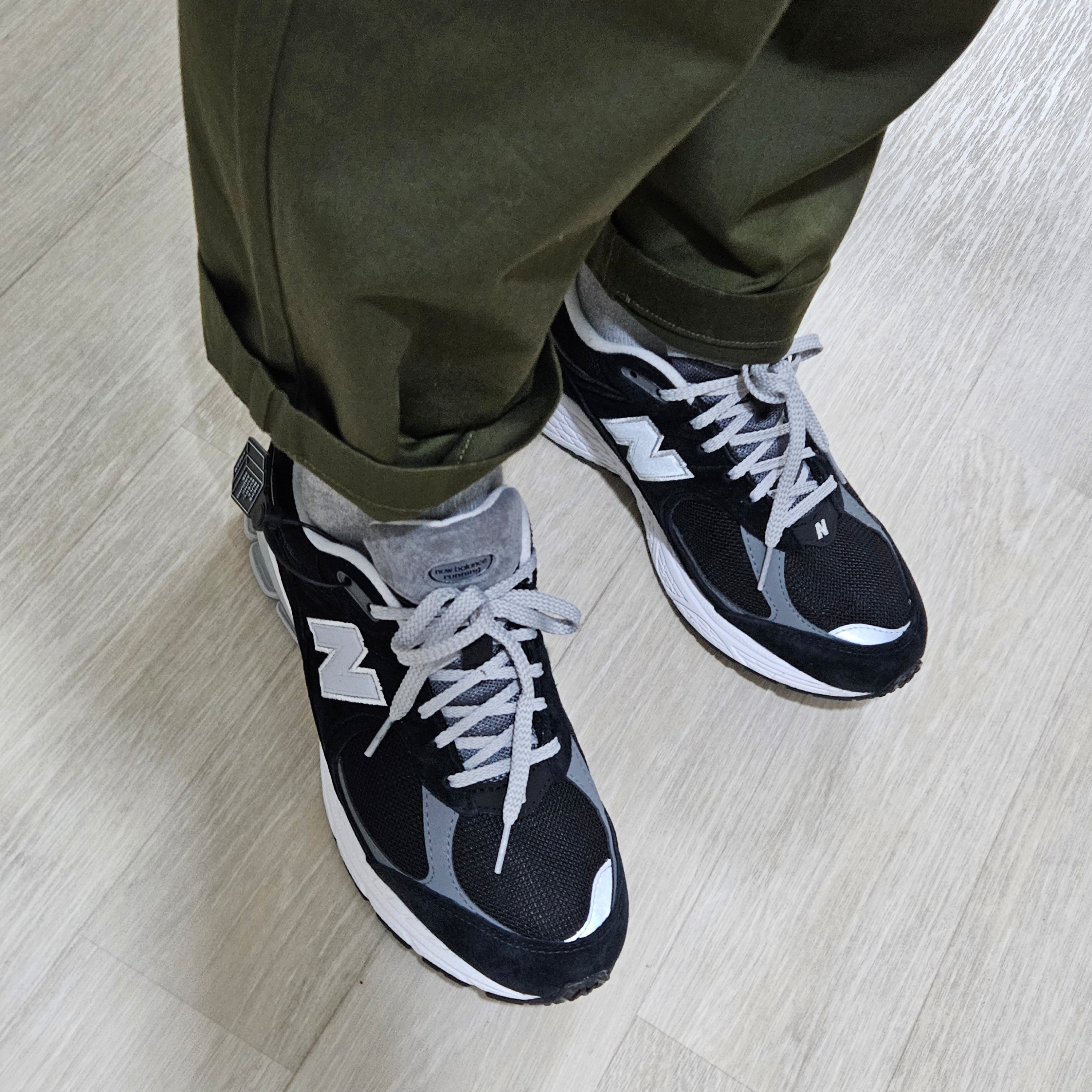 New Balance 2002R Gore-Tex Black Silver Metalic 착용 스타일 - 2
