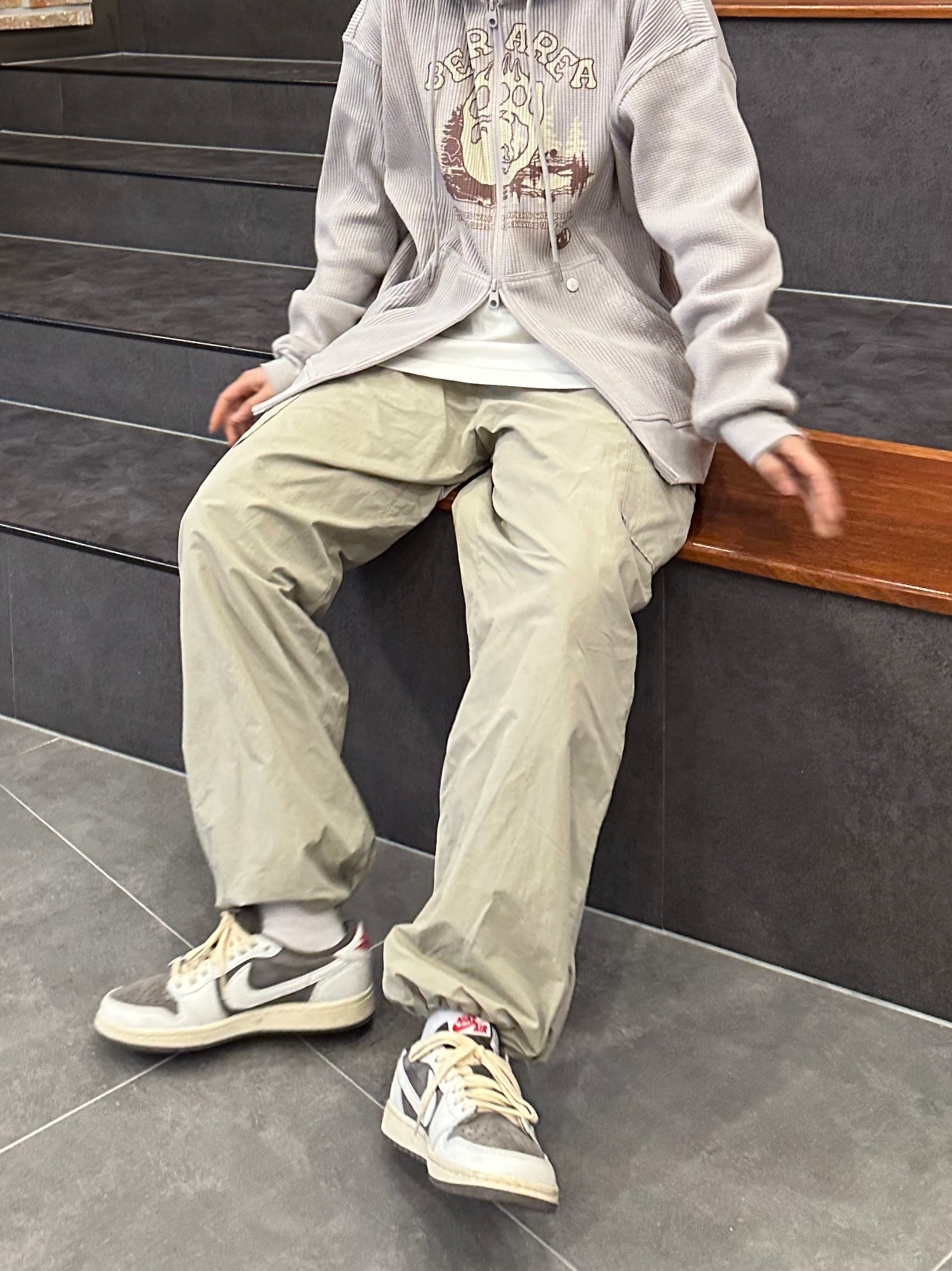 Jordan 1 x Travis Scott Retro Low OG SP Sail and Ridgerock 착용 스타일 - 2