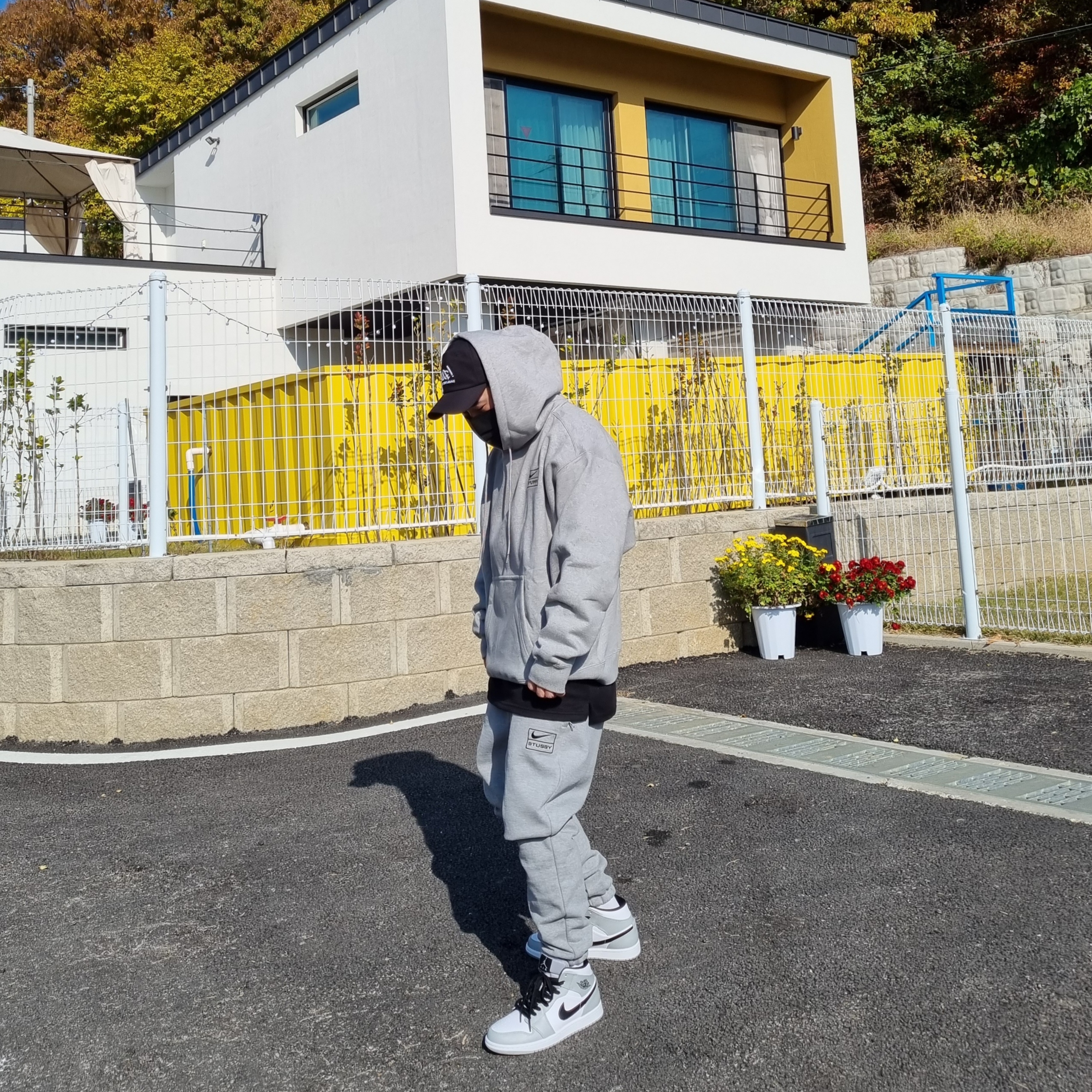 Nike x Stussy NRG RA Pullover Hoodie Dark Grey Heather (DJ9488-063), Nike x Stussy NRG Fleece Pants Dark Grey Heather (DO9340-063) 착용 스타일
