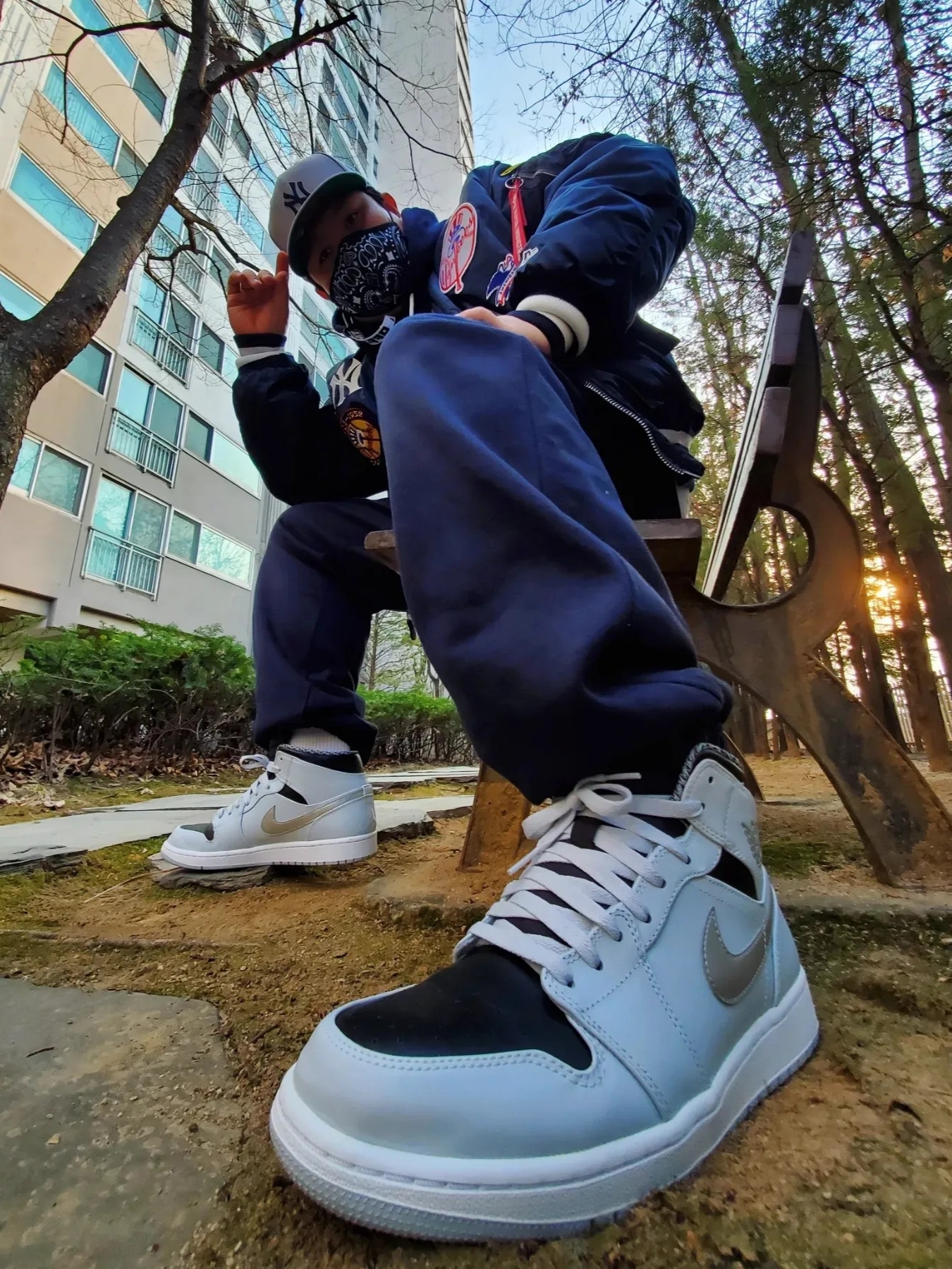 Jordan 1 Mid Pure Platinum Metallic Silver, New Era x Alpha Industries x MLB New York Yankees MA-1 Bomber Jacket Replica Blue 착용 스타일 - 1