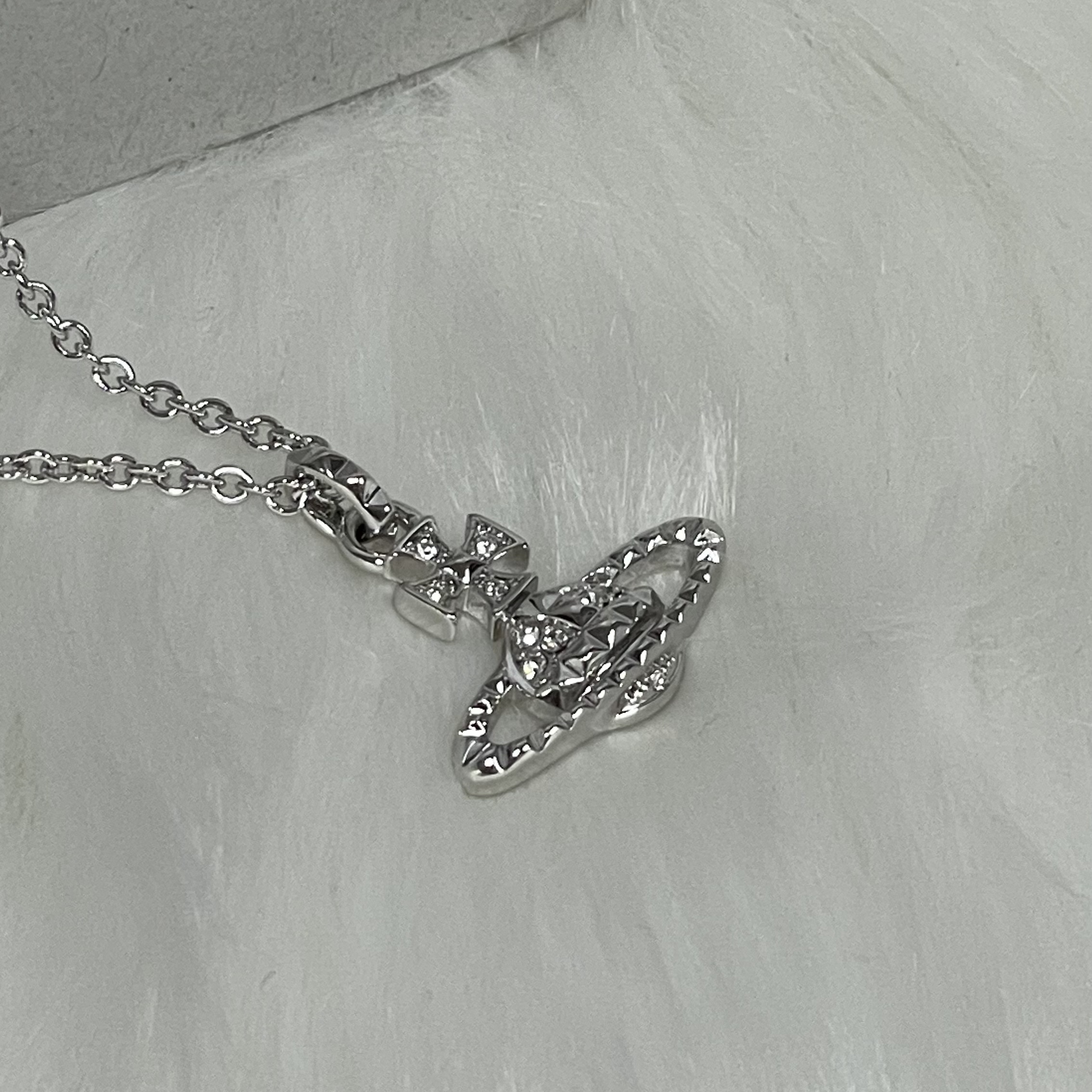 Vivienne Westwood Mayfair Bas Relief Pendant Silver 착용 스타일 - 1