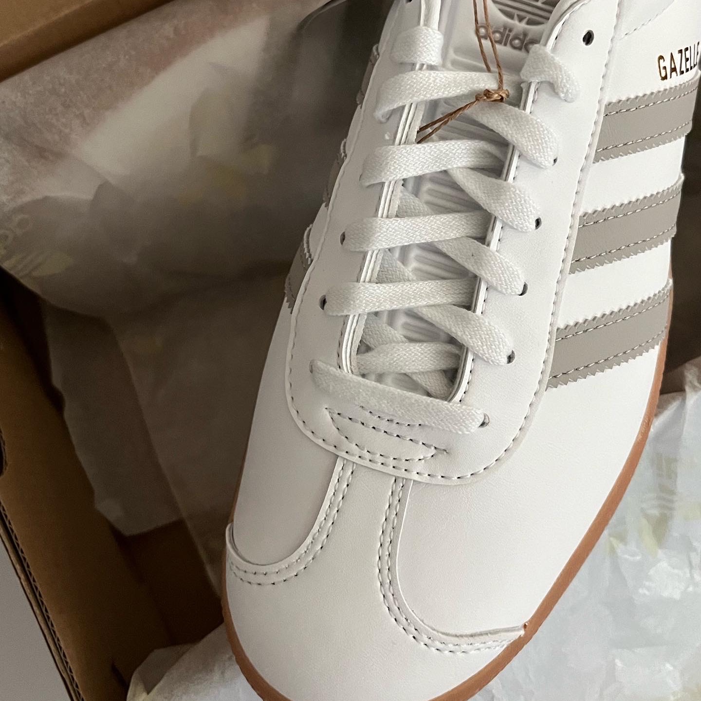 Adidas Gazelle White Grey 착용 스타일 - 1