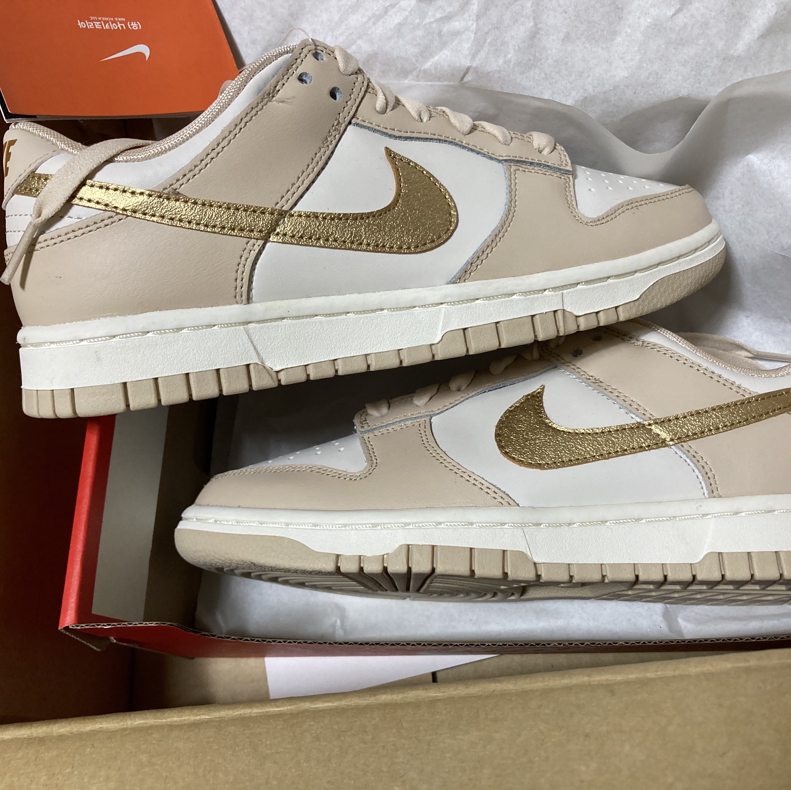 (W) Nike Dunk Low Sanddrift Metallic Gold 착용 스타일