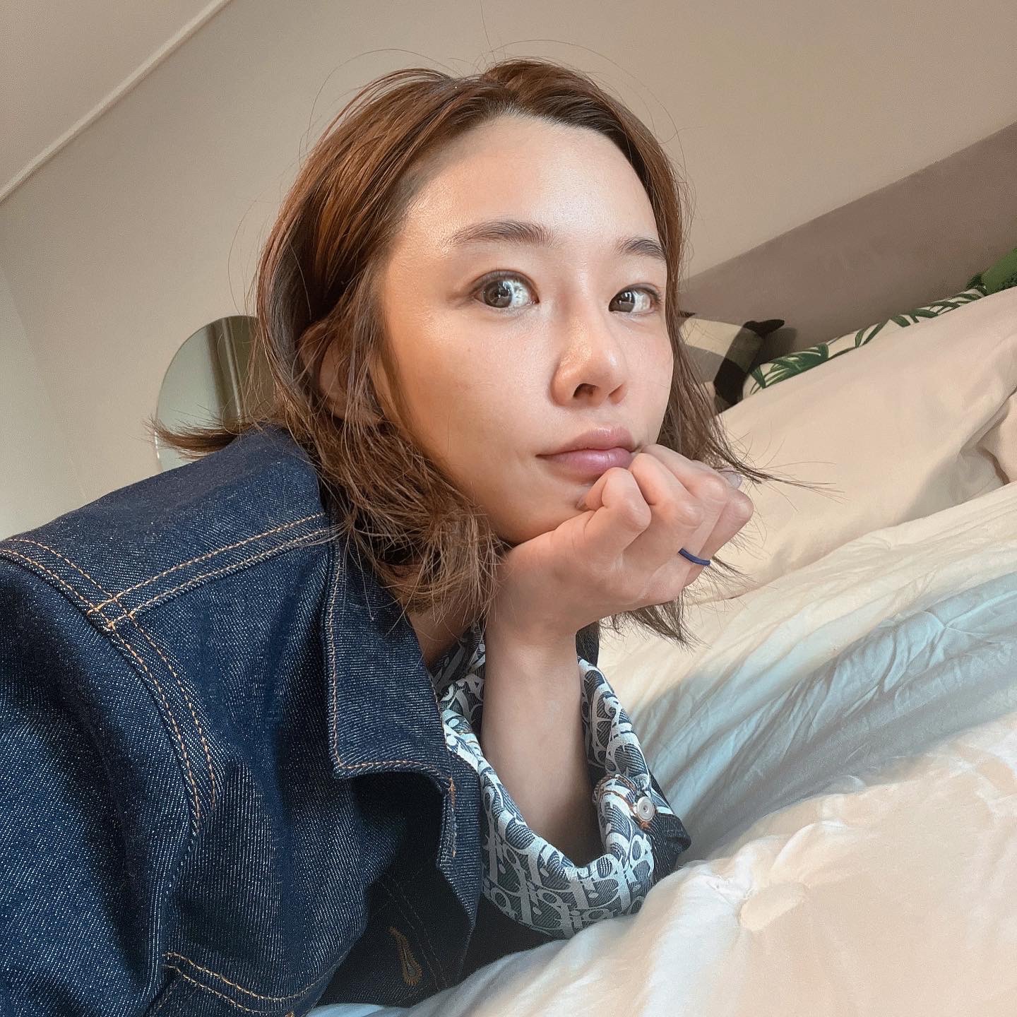 Dior Oblique Raw Cotton Denim Blouson Blue, (W) UGG Disquette Slipper Chestnut 착용 스타일 - 2
