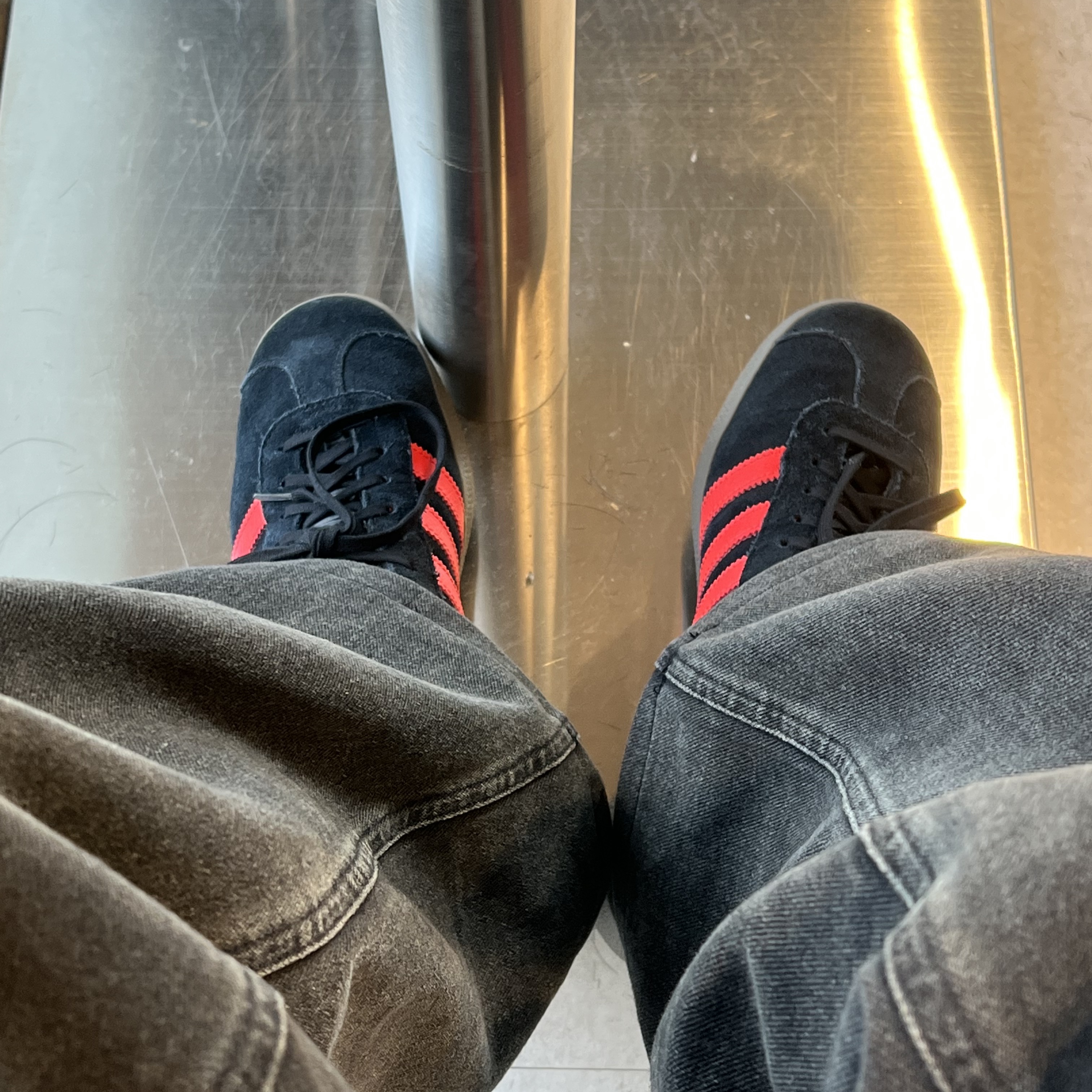 Adidas Gazelle Core Black Red 착용 스타일