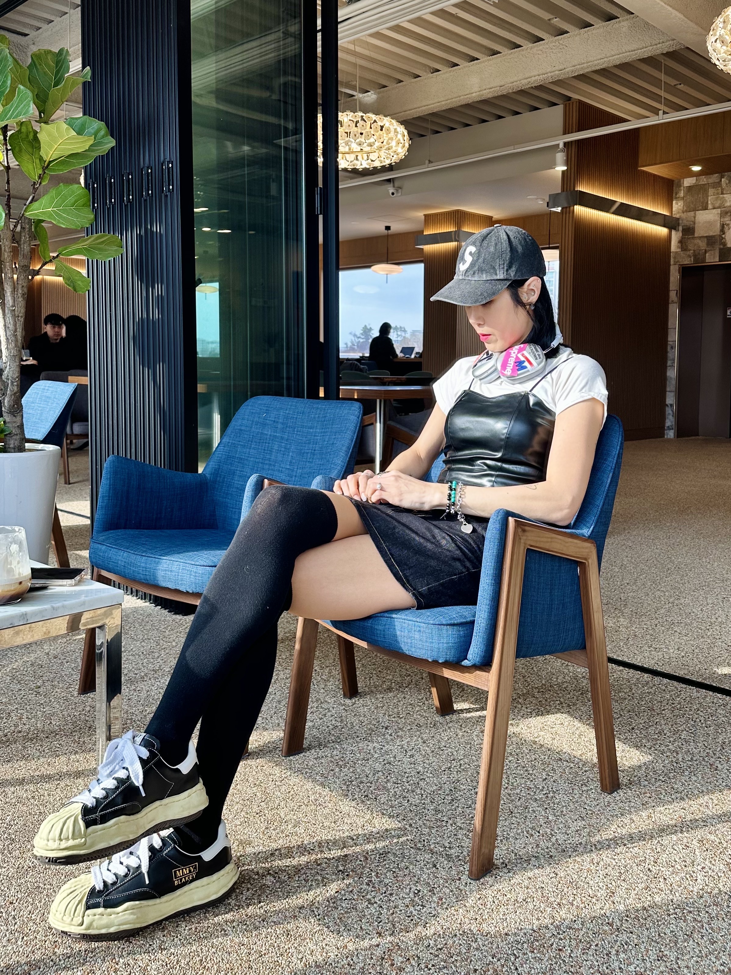 Maison Mihara Yasuhiro Blakey VL OG Sole Leather Low-top Sneakers Black, Apple AirPods Max Lightning Silver (Korean Ver.) 착용 스타일 - 3