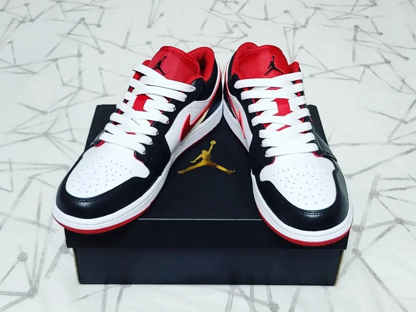Jordan 1 Low White Gym Red Black 착용 스타일 - 3