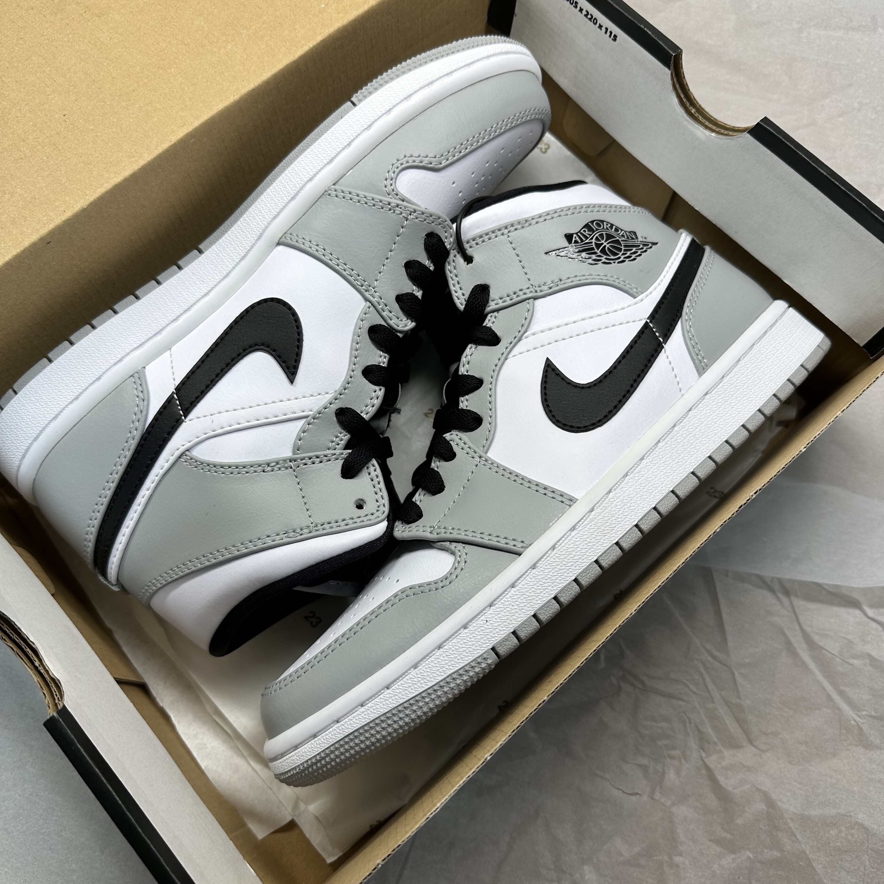 Jordan 1 Mid Light Smoke Grey 착용 스타일
