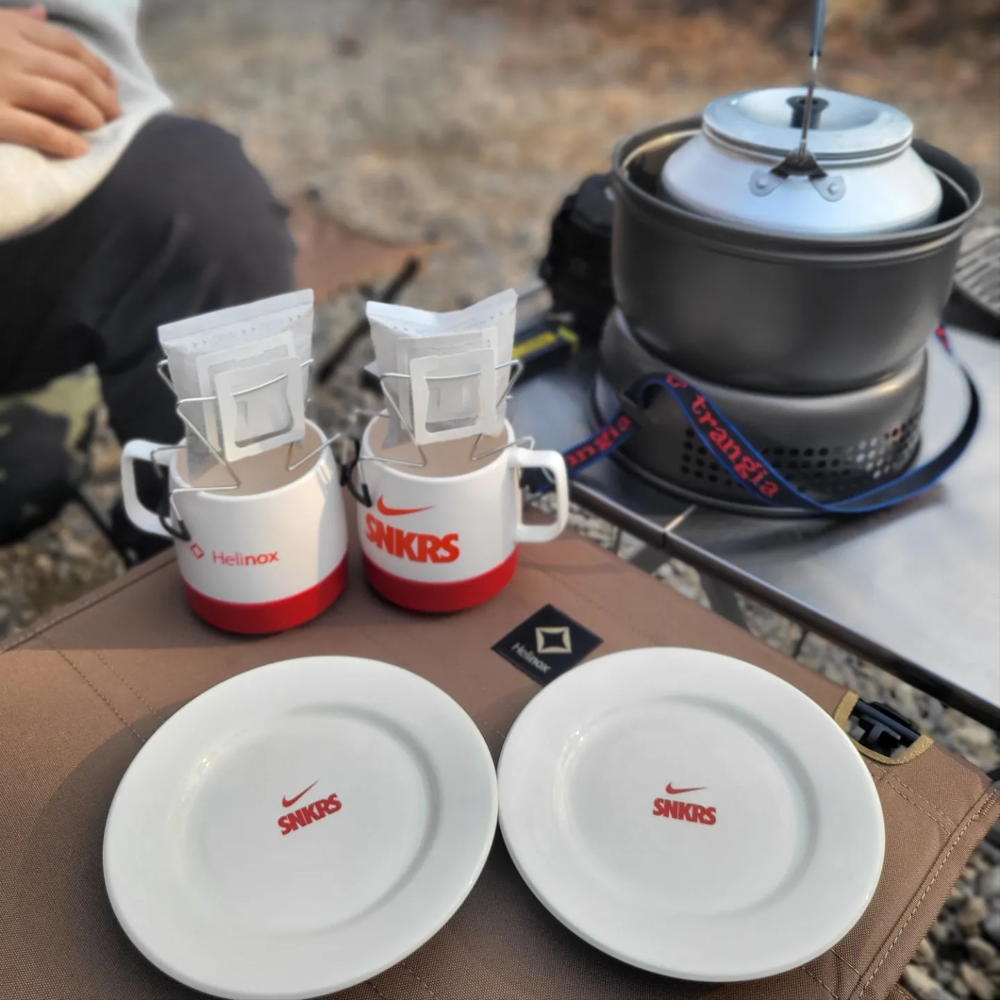 Helinox x Nike SNKRS Lounge Souvenir Dinex Mug White, Nike SNKRS Ceramic Plate Set Sail University Red 착용 스타일 - 1