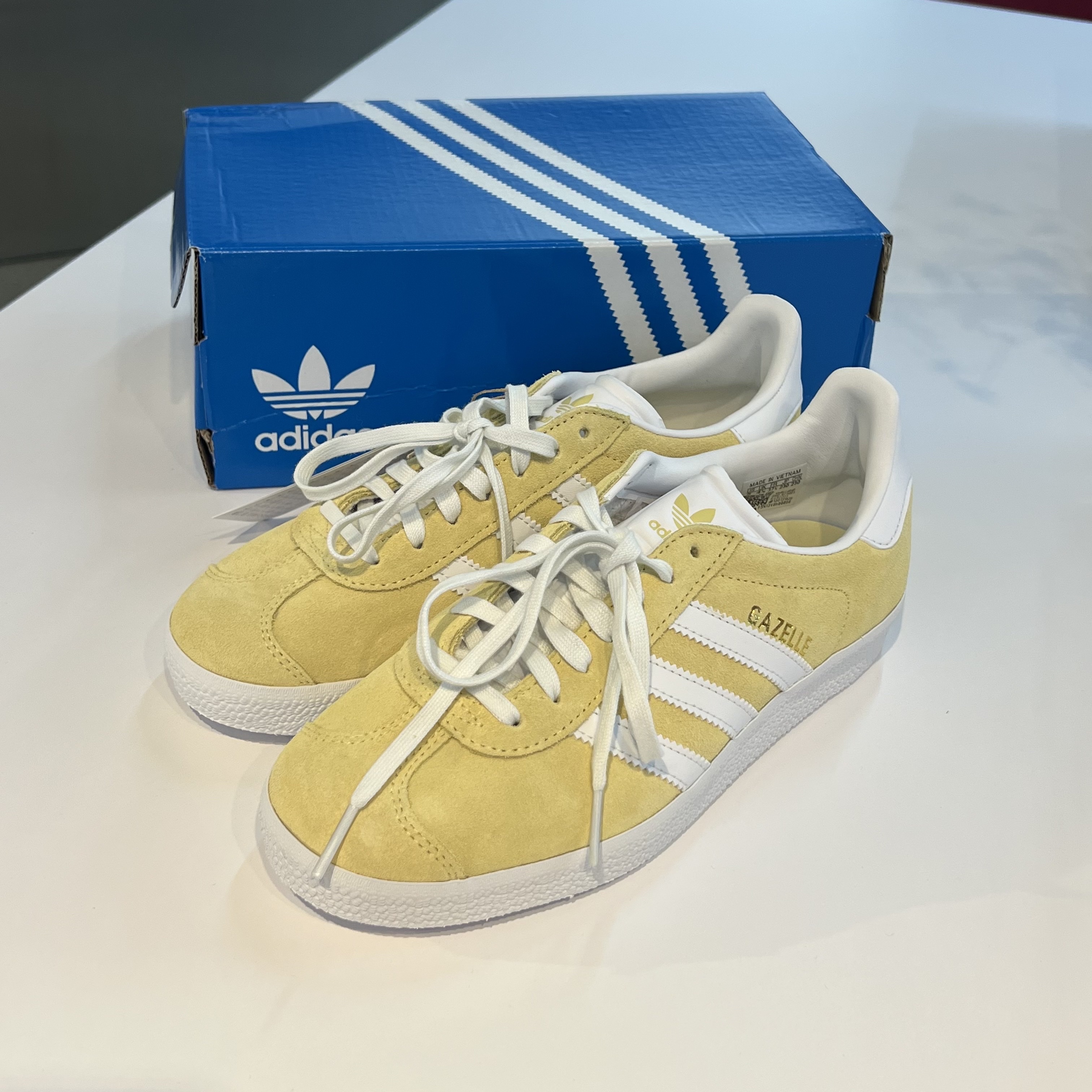 Adidas Gazelle Almost Yellow, Adidas x Andre Saraiva Superstar Cream White Core Black 착용 스타일 - 1