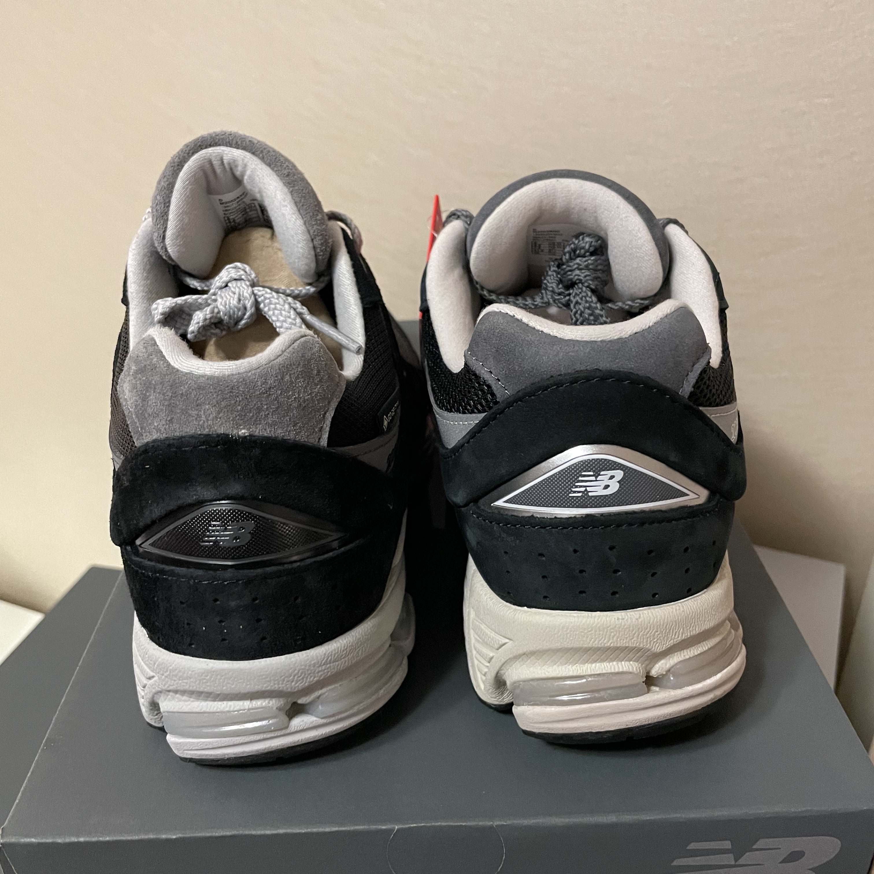 New Balance 2002R Gore-Tex Black Silver Metalic, New Balance 2002R Premium Vintage Black 착용 스타일 - 2