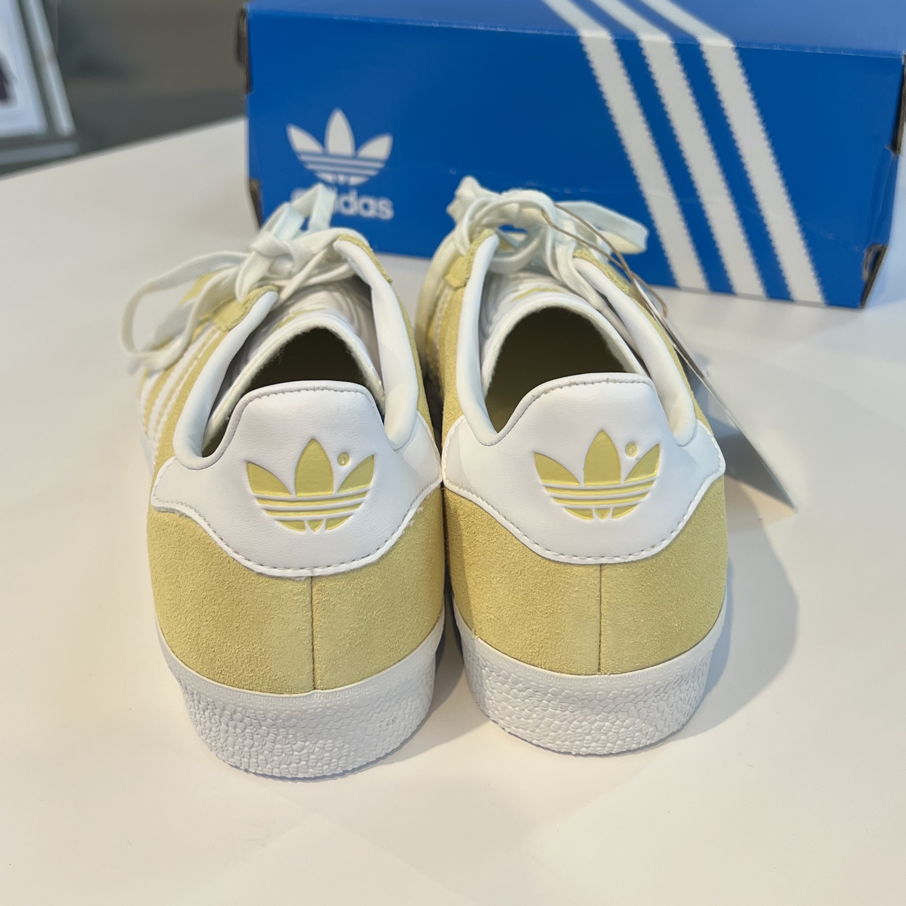 Adidas Gazelle Almost Yellow, Adidas x Andre Saraiva Superstar Cream White Core Black 착용 스타일 - 2