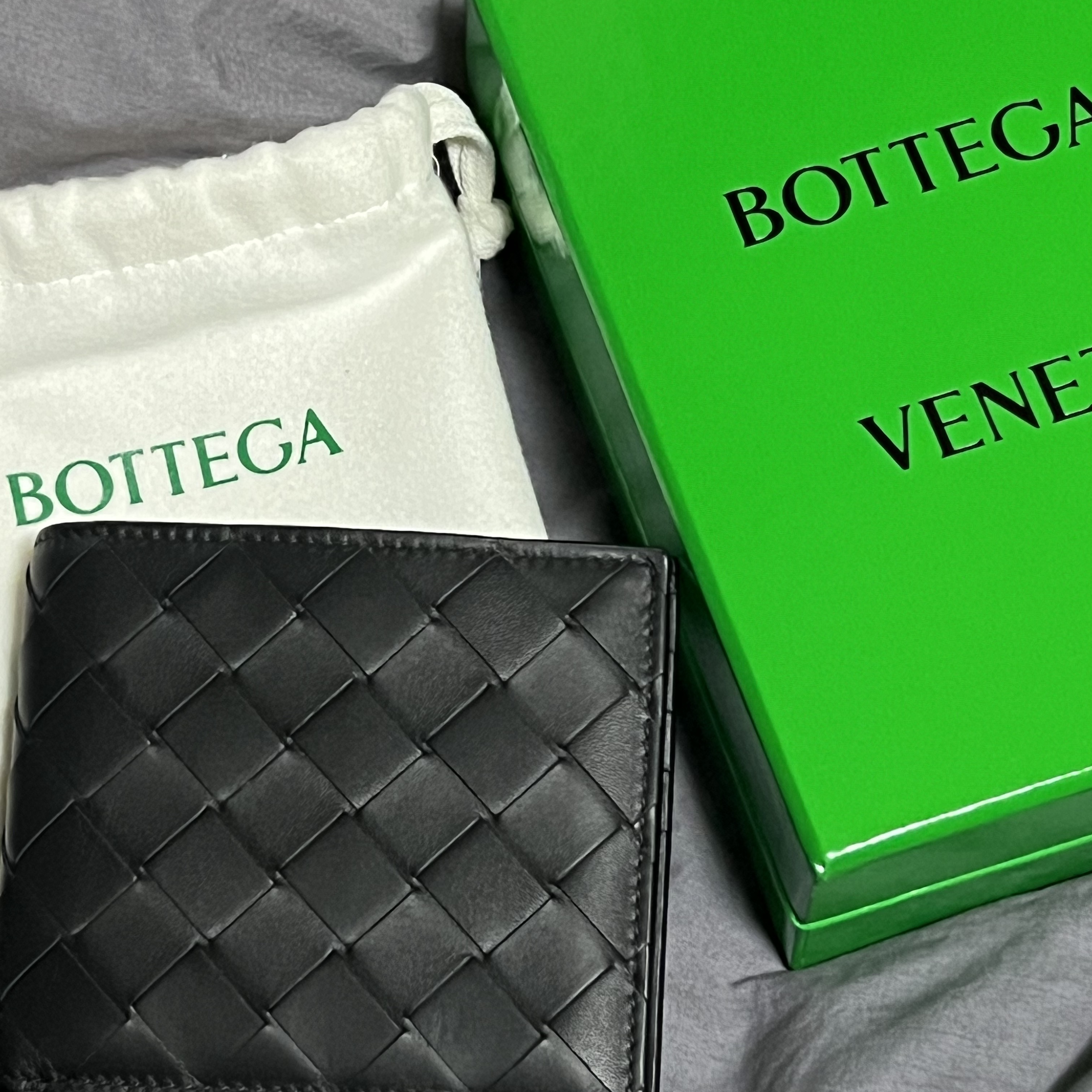 Bottega Veneta Bi-Fold Wallet Black 착용 스타일