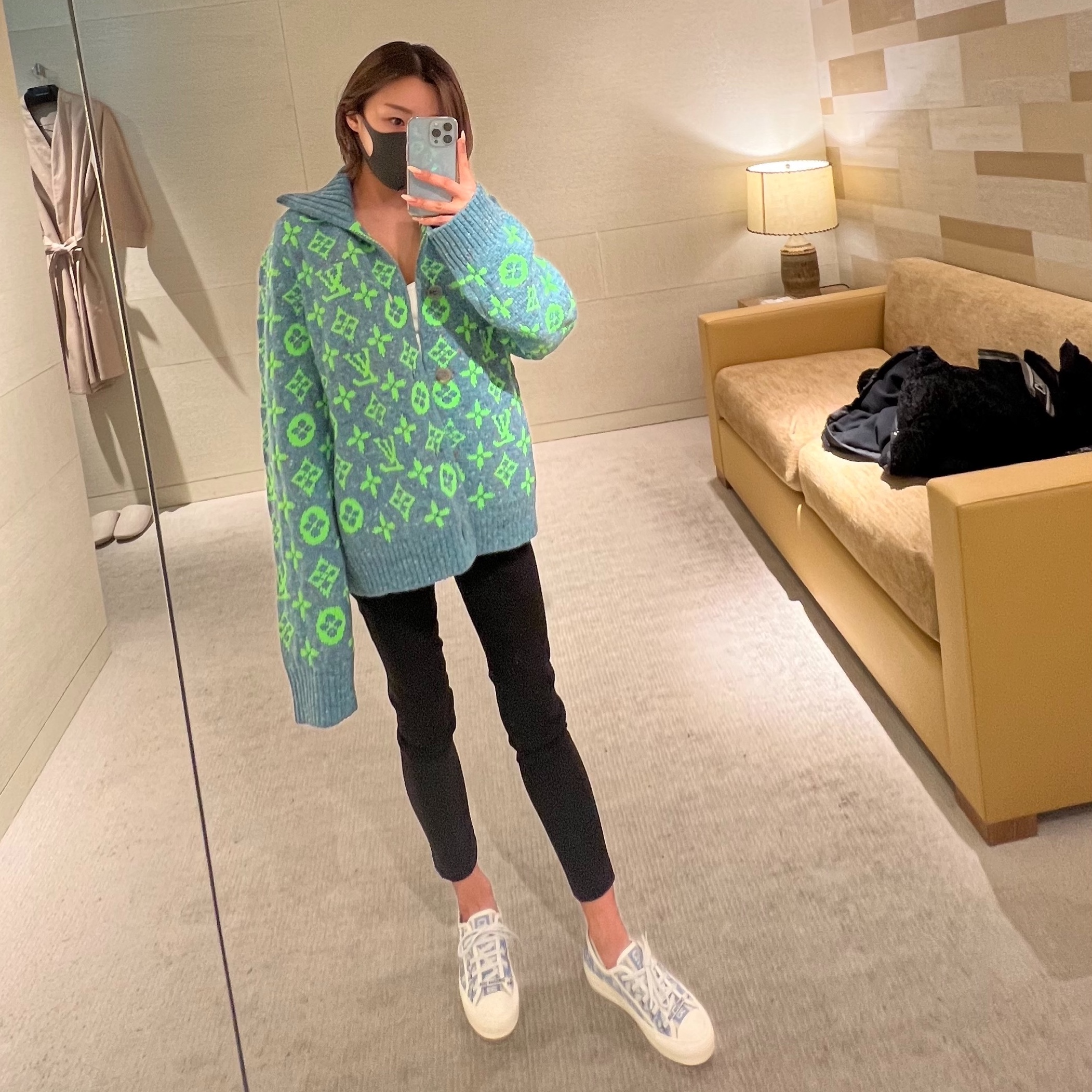 Louis Vuitton Signature Cardigan Multicolor, Dior Maxi Saddle Bag Grained Calfskin Black 착용 스타일 - 3