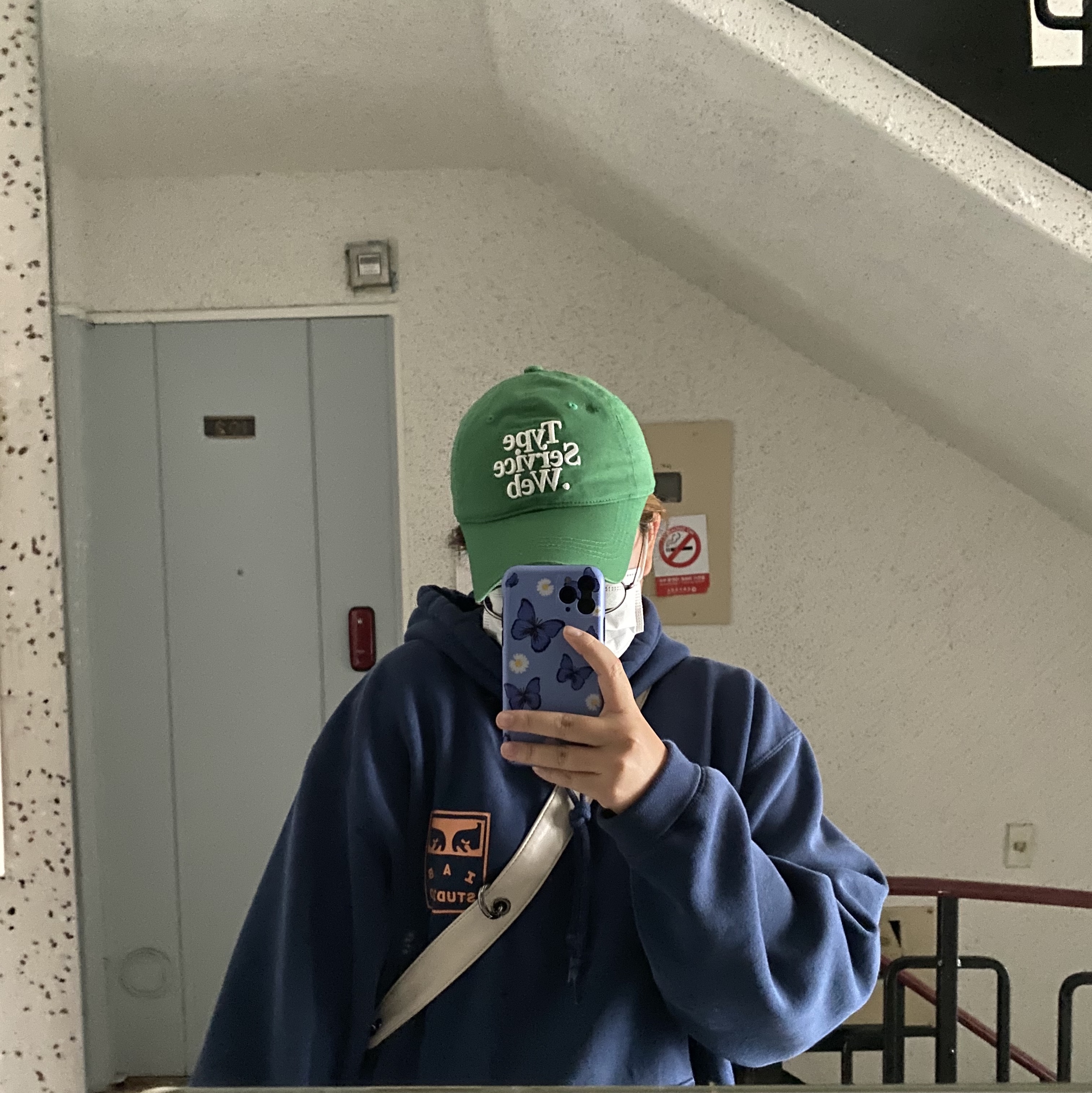 IAB Studio x Obey Eyes Icon Hoodie Oceana 착용 스타일