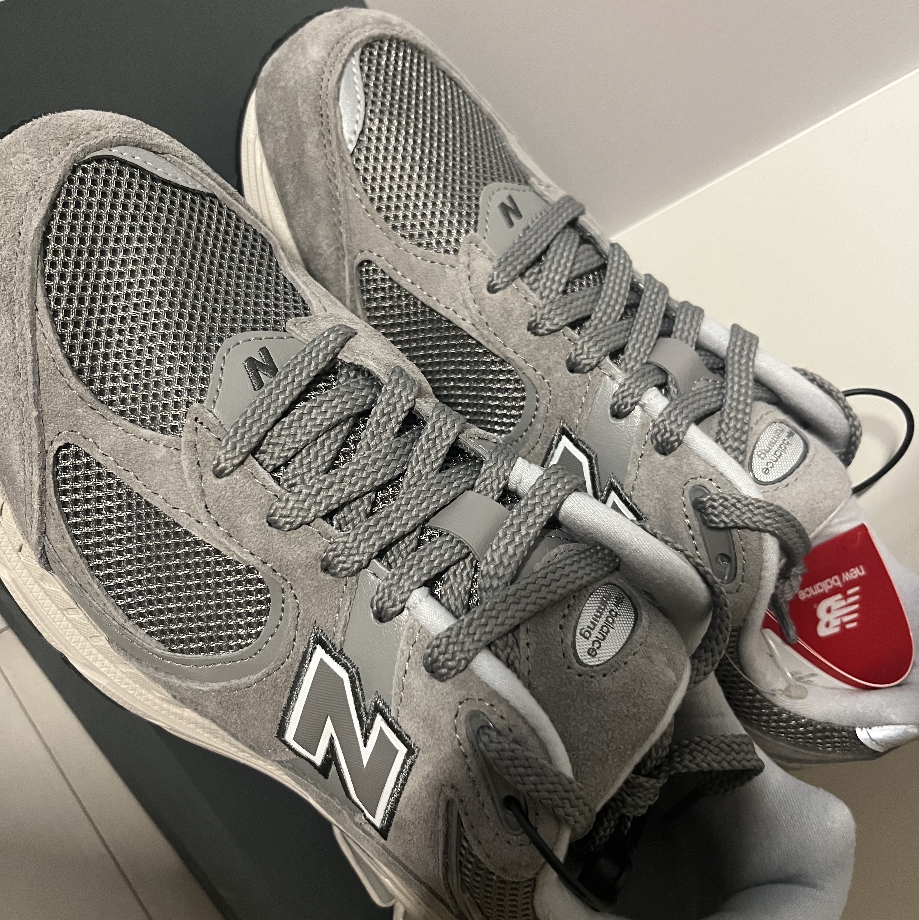 New Balance 2002R Grey 착용 스타일
