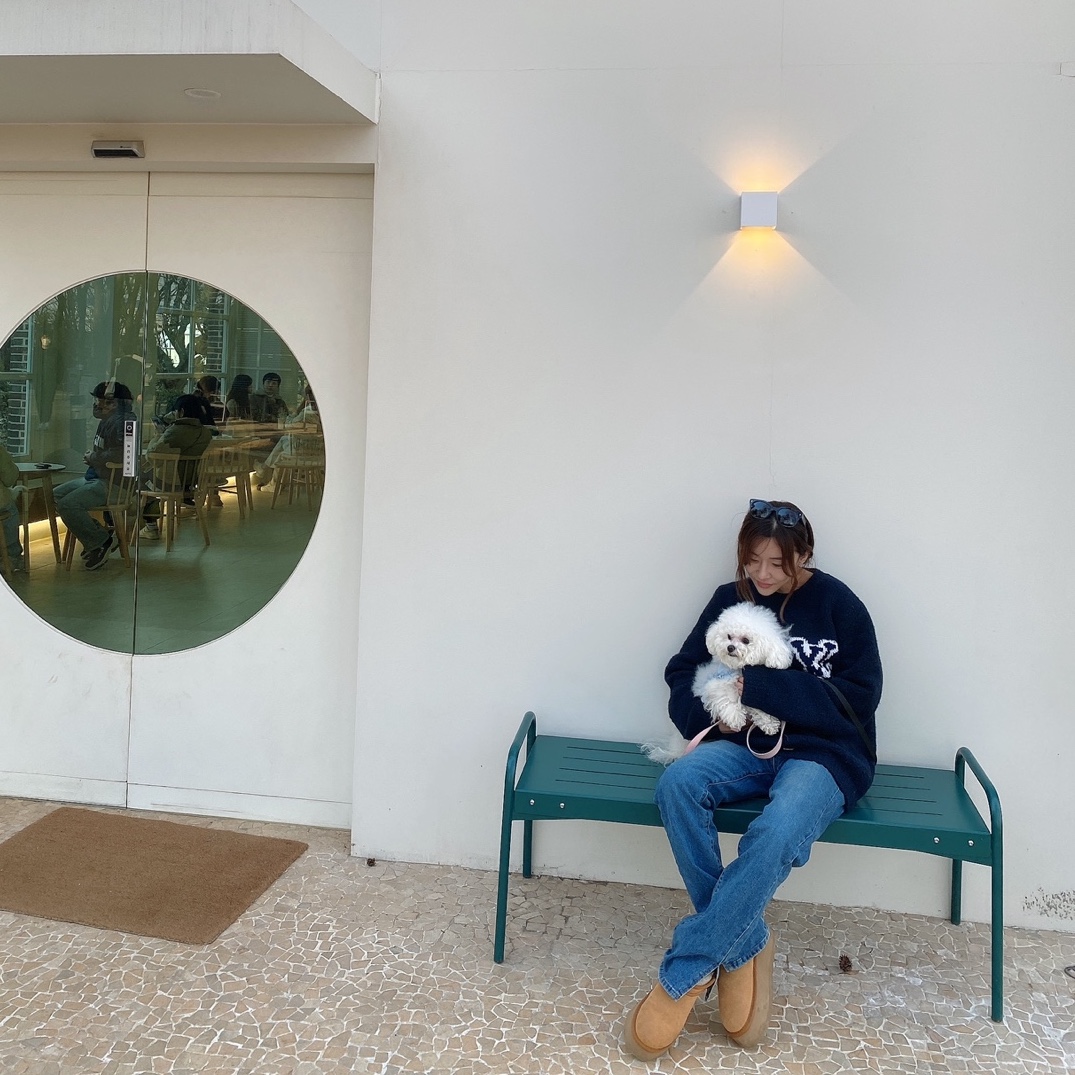 Louis Vuitton LV Intarsia Crewneck Knit Navy, (W) UGG Classic Mini Platform Boots Chestnut 착용 스타일 - 2