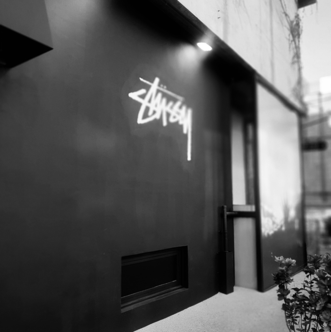 Nike Air Force 1 '07 Low Triple Black, Stussy x Our Legacy Work Shop Surf Skull Pigment Dyed T-Shirt Black 착용 스타일 - 4