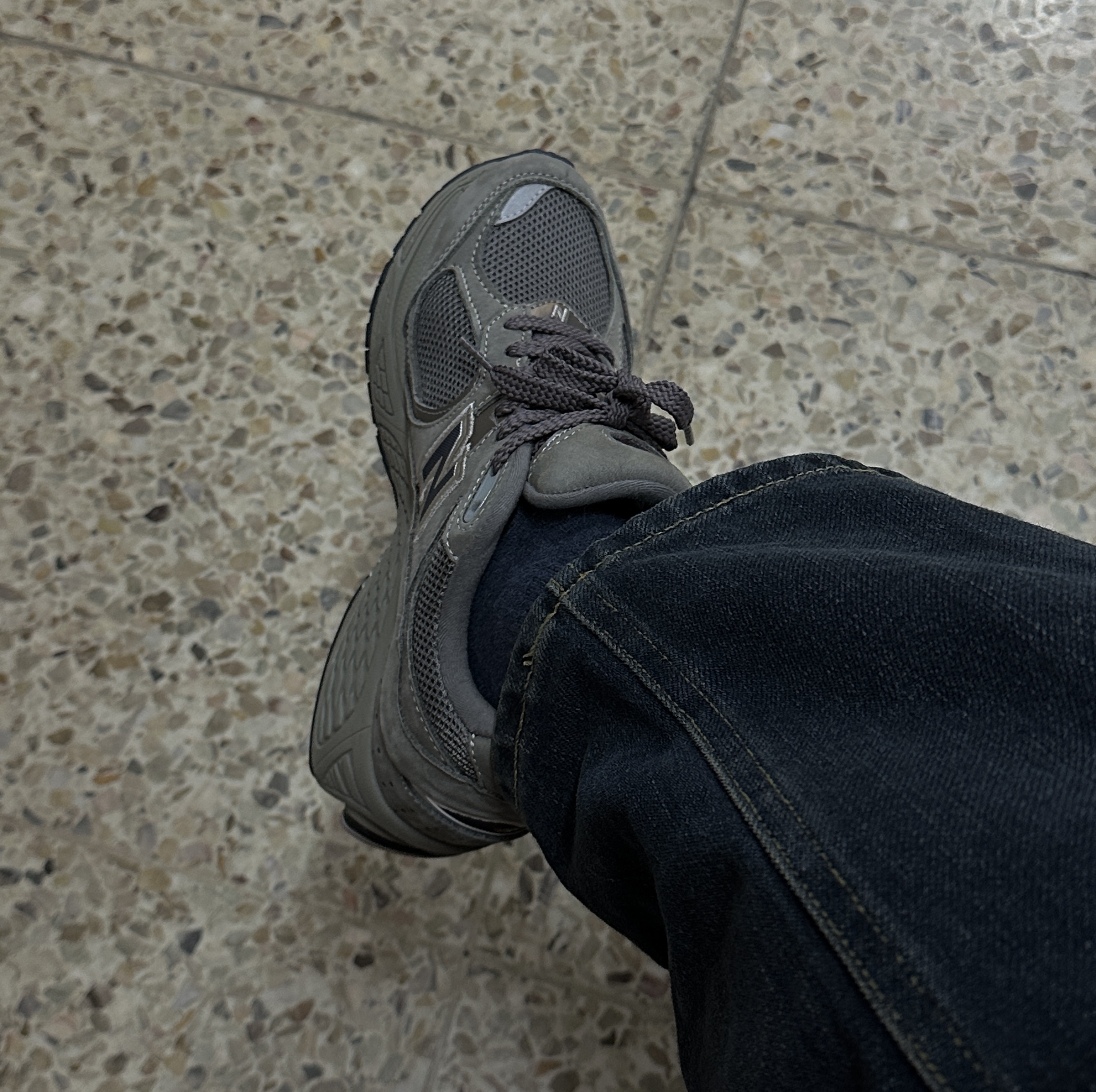 New Balance 2002R Gray 착용 스타일 - 2