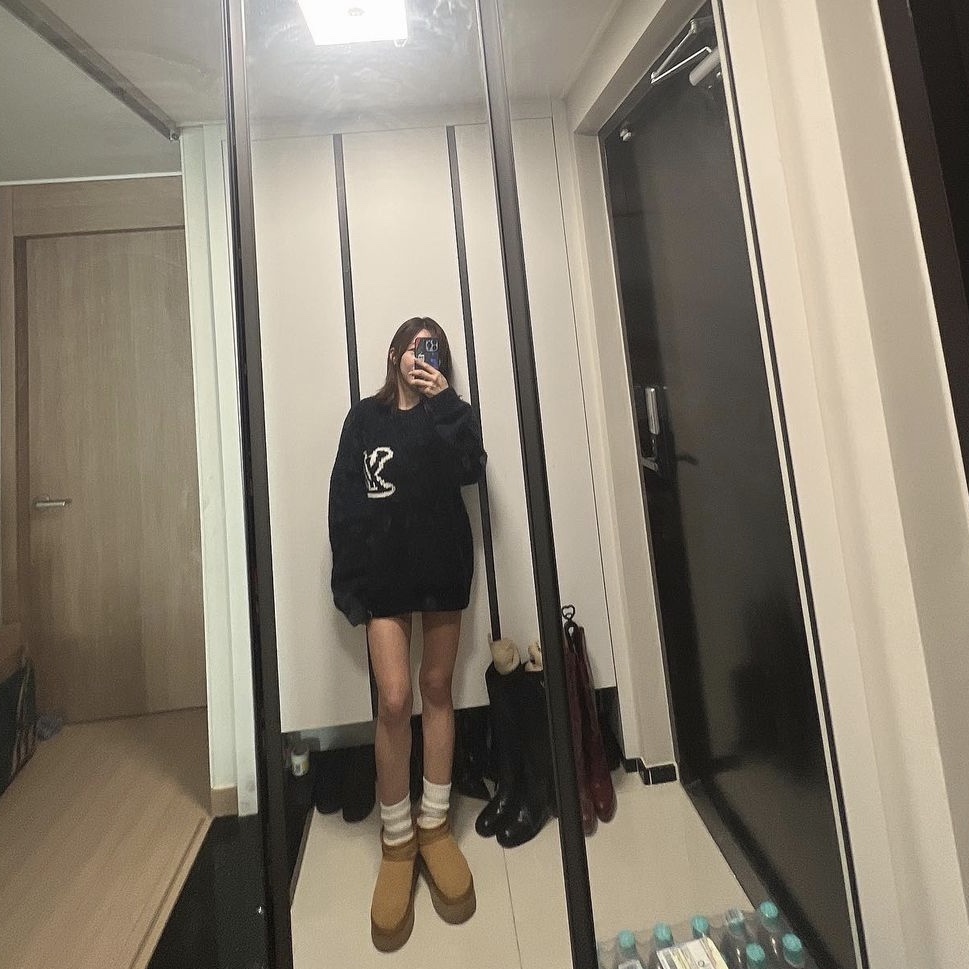 Louis Vuitton LV Intarsia Crewneck Knit Navy, (W) UGG Classic Mini Platform Boots Chestnut 착용 스타일 - 2