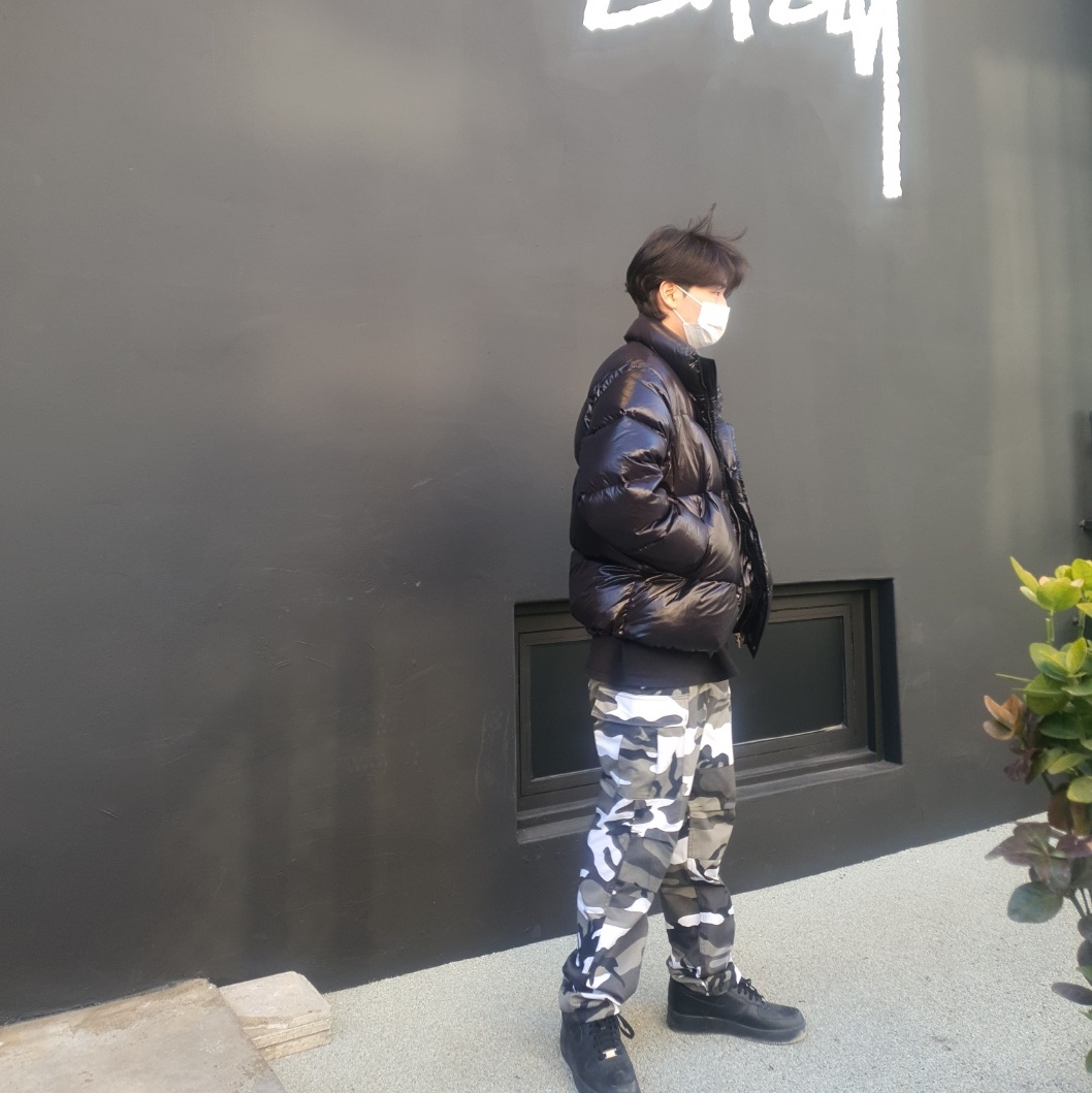 Nike Air Force 1 '07 Low Triple Black, Stussy x Our Legacy Work Shop Surf Skull Pigment Dyed T-Shirt Black 착용 스타일 - 3