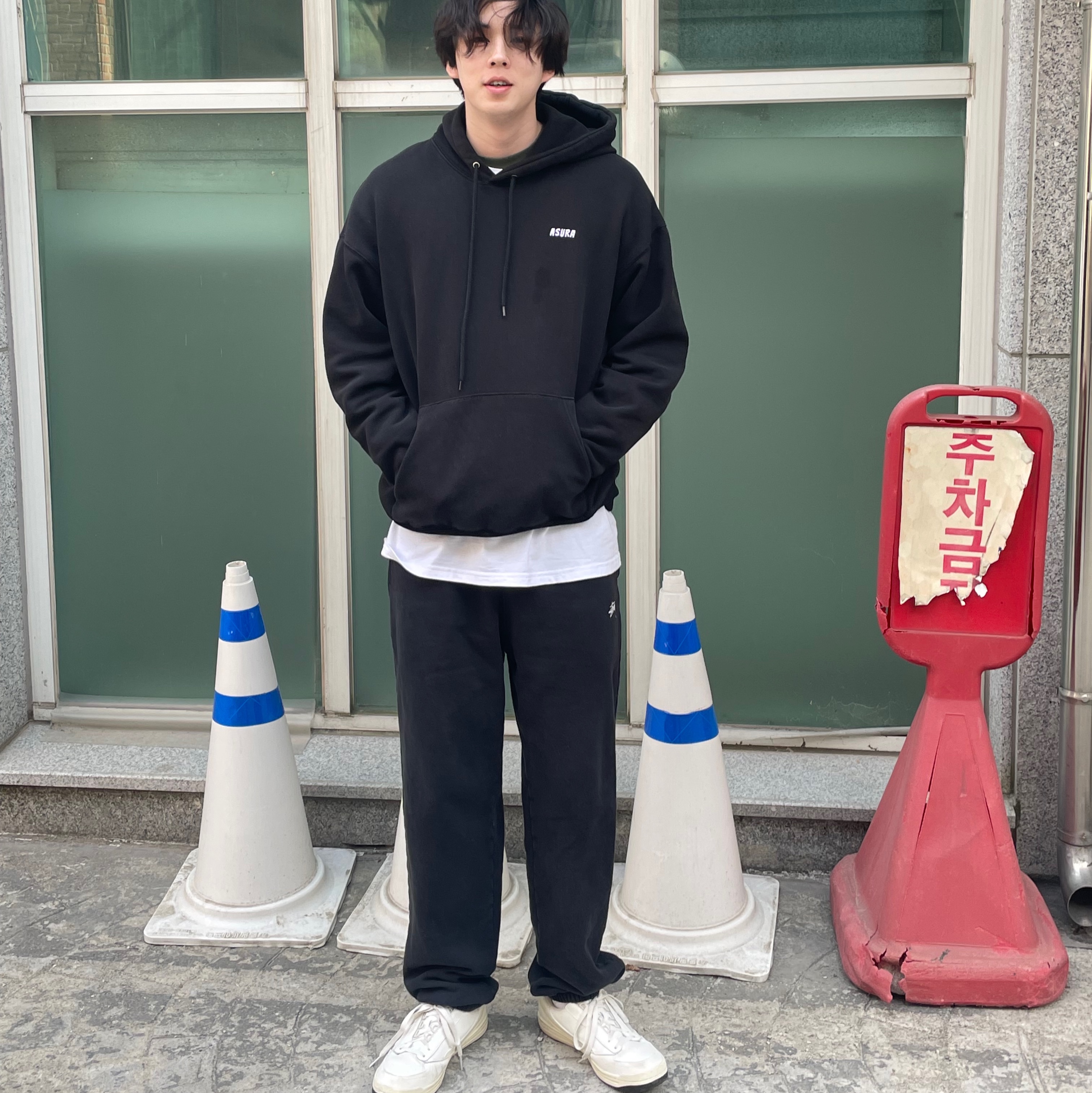 IAB Studio Sweatpants Black White - 23SS 착용 스타일 - 1