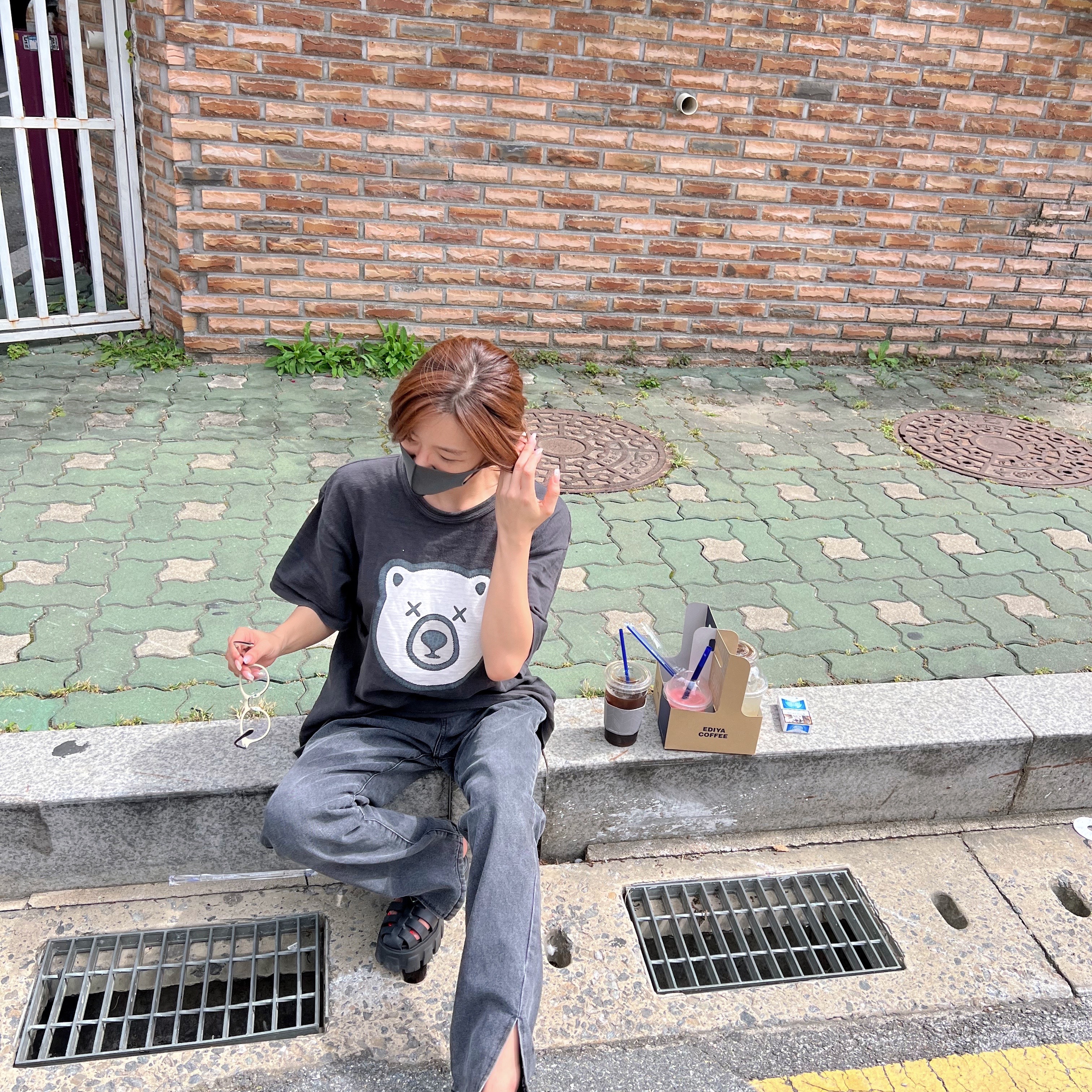 Human Made x Kaws #3 T-Shirt Black 착용 스타일 - 2