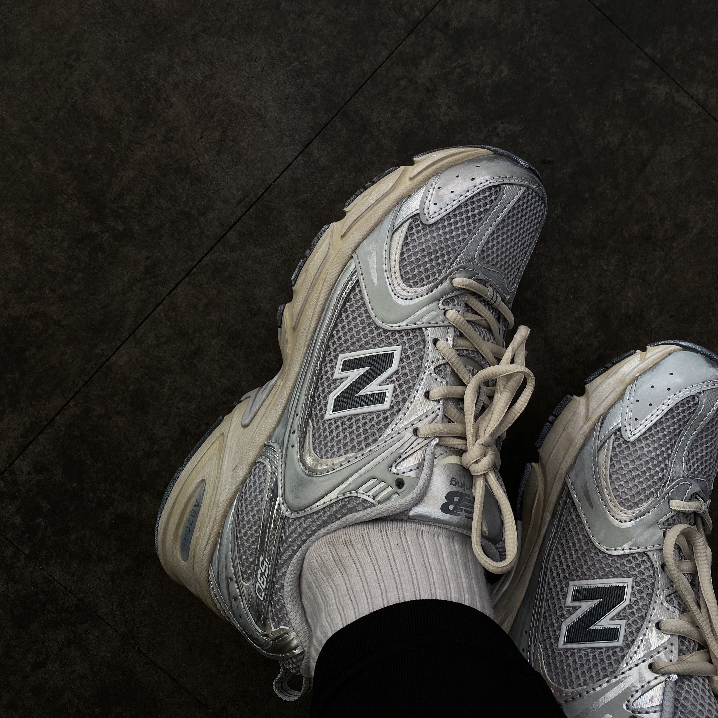 New Balance 530 Vintage Metallic Silver 착용 스타일