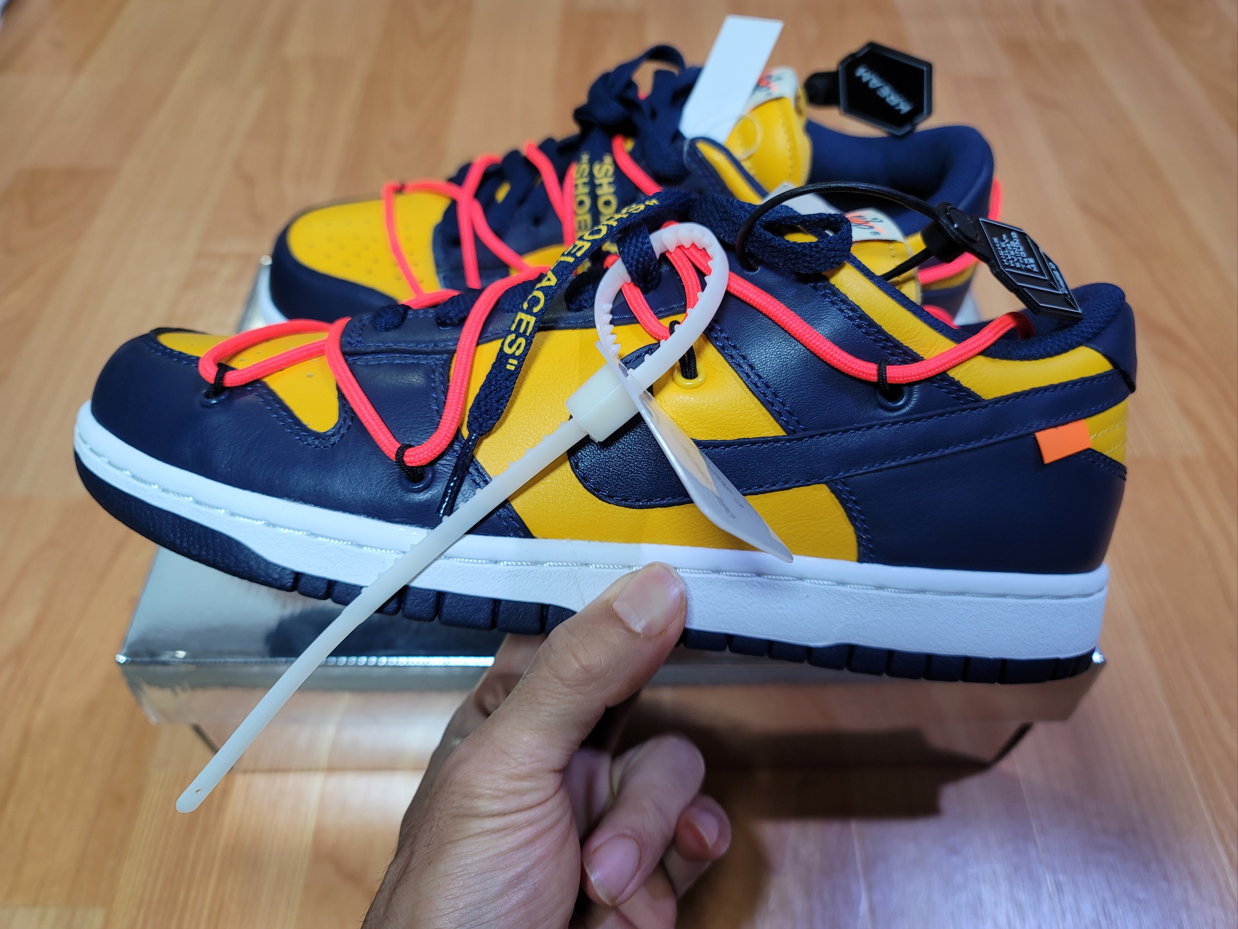 Nike x Off-White Dunk Low University Gold Midnight Navy 착용 스타일 - 1