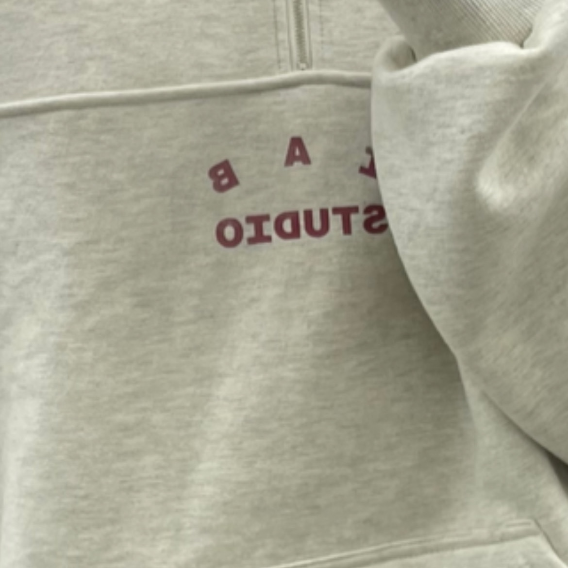 IAB Studio Half Zip-Up Oatmeal Burgundy 착용 스타일