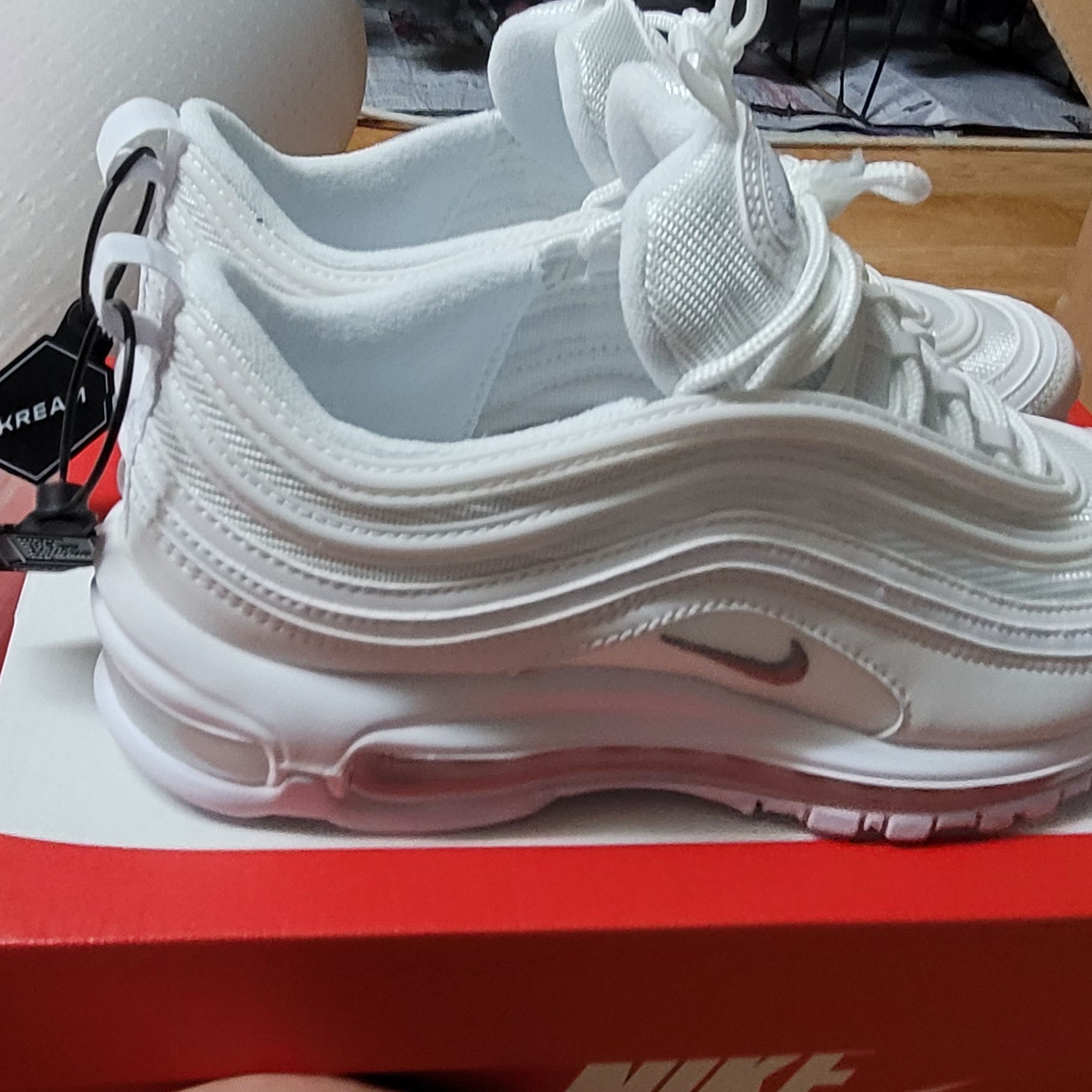 Nike Air Max 97 Triple White Wolf Grey 착용 스타일