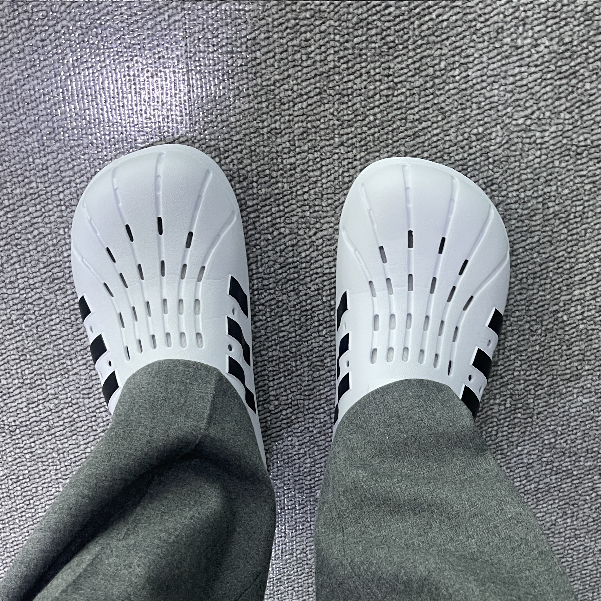 Adidas Adilette Clog White Black 착용 스타일