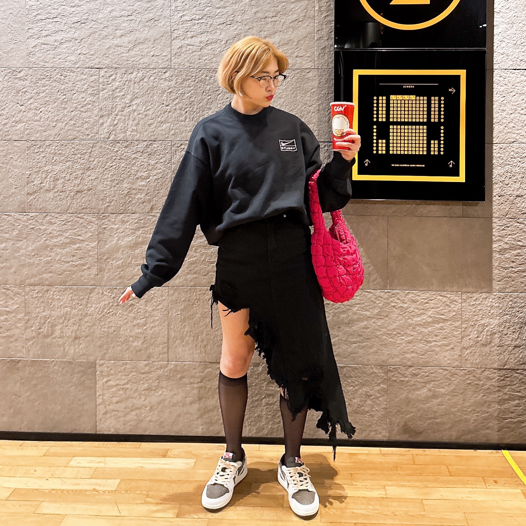 Nike x Stussy NRG Washed Fleece Crewneck Black (DO5310-010), COS Quilted Mini Bag Pink 착용 스타일 - 2