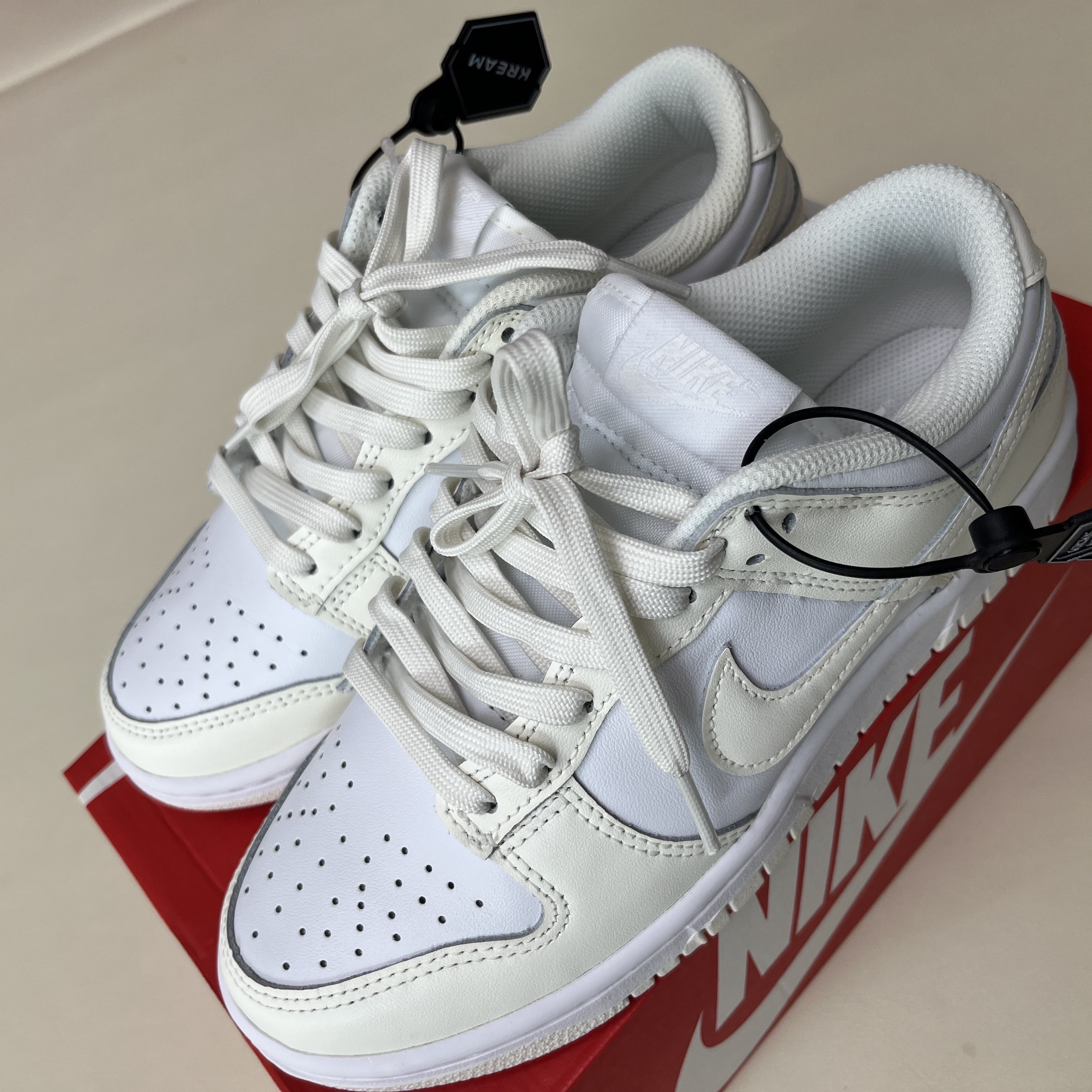(W) Nike Dunk Low White and Sail 착용 스타일